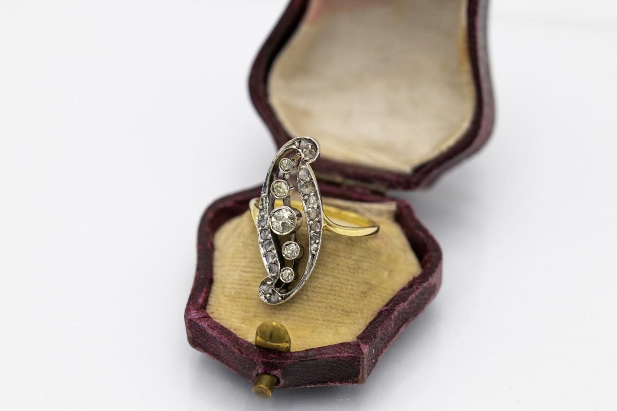 Art Nouveau gold ring with diamonds, early 20th century. In Good Condition For Sale In Chorzów, PL