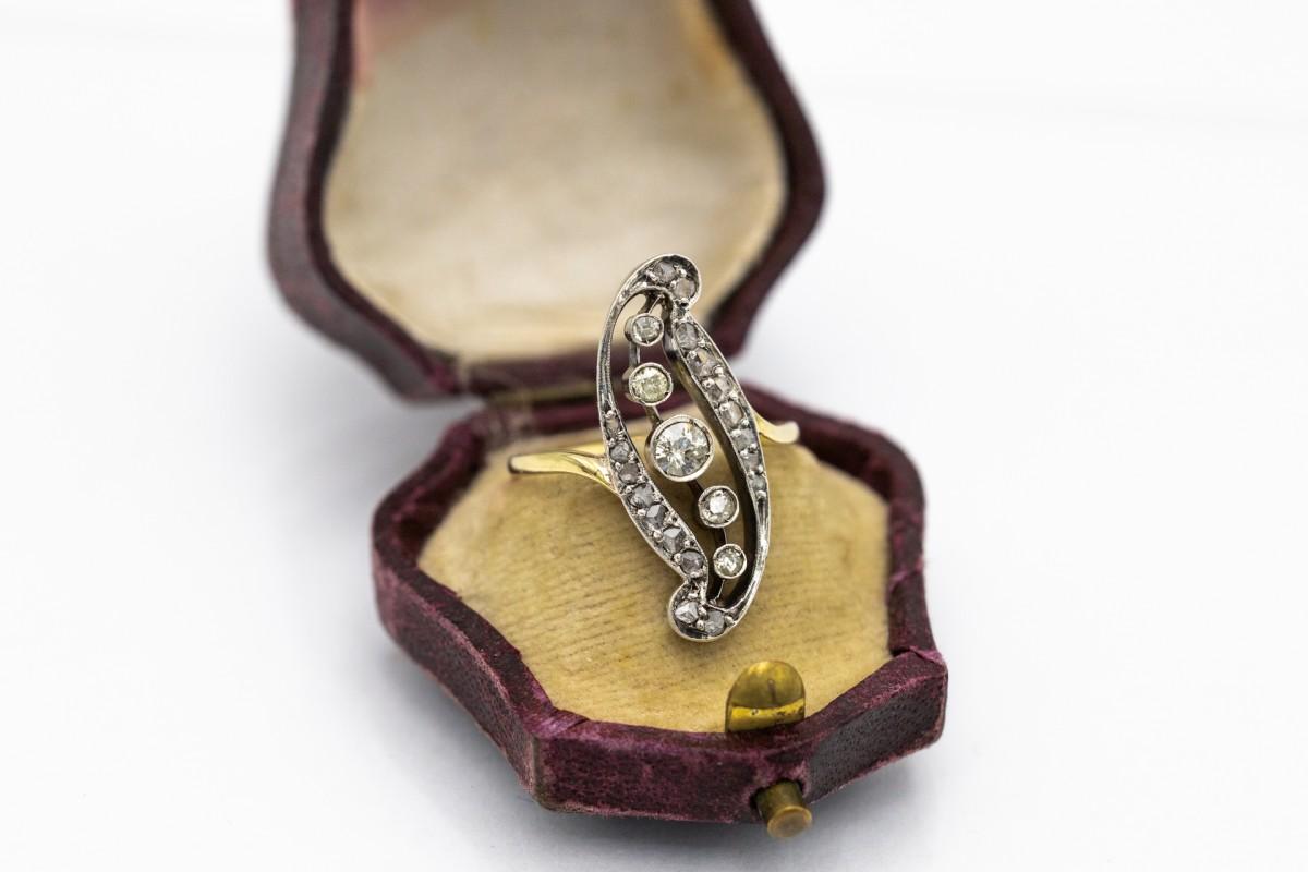 Women's or Men's Art Nouveau gold ring with diamonds, early 20th century. For Sale