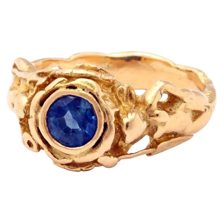 Der Gott und die Göttin Poseidon und seine Frau Amphitrite sind auf den Schultern dieses Jugendstilrings abgebildet.   Beide halten einen Dreizack. Der Ring  wurde um 1900 auf dem Höhepunkt des Jugendstils hergestellt. Die nackten Figuren sind