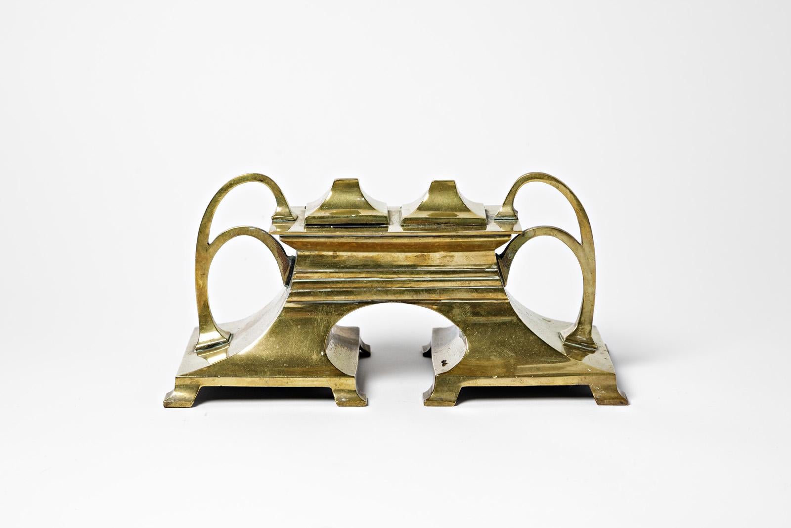 Art Nouveau

Large jugendstil golden brass inkwell

Original 1900 desk accessorie

Original good condition

Height 13 cm
Large 25 cm