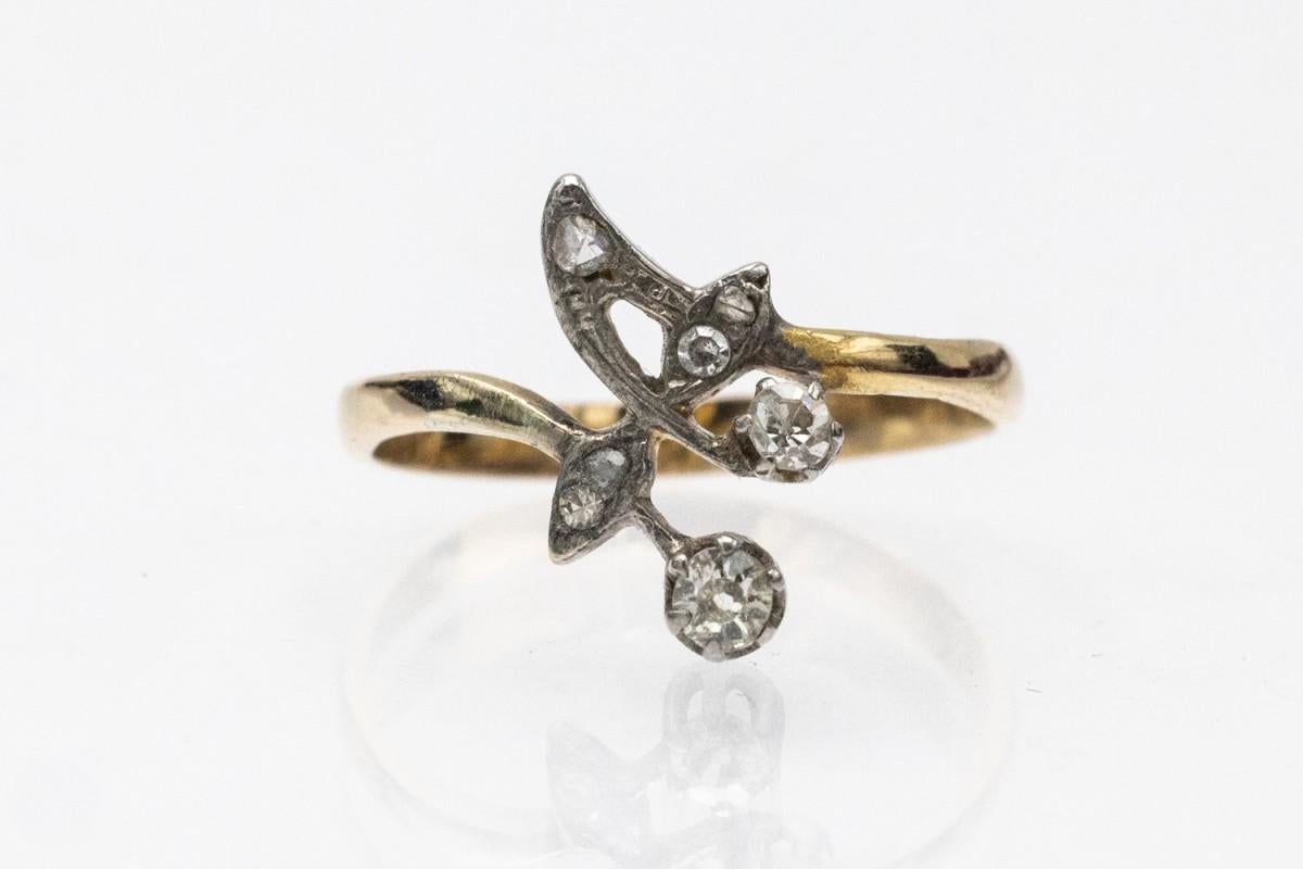 Anillo Art Nouveau de elementos de oro y plata con diamantes en talla rosa viejo y brillante viejo.

Un delicado anillo con una sofisticada forma floral, típica del estilo Art Nouveau de la época.

Talla: EU 58 - pregunta por la posibilidad de