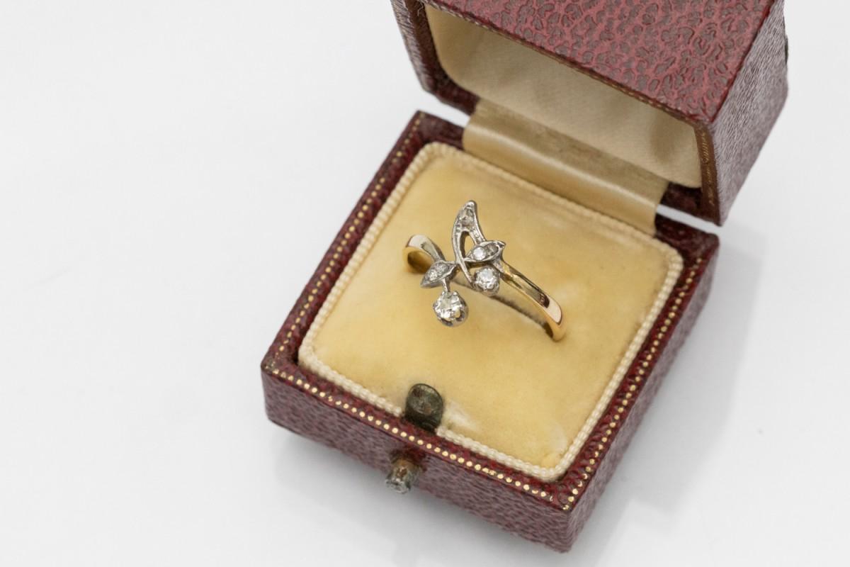 Anillo de diamantes dorados talla antigua Art Nouveau, hacia 1900. en Bueno estado para la venta en Chorzów, PL