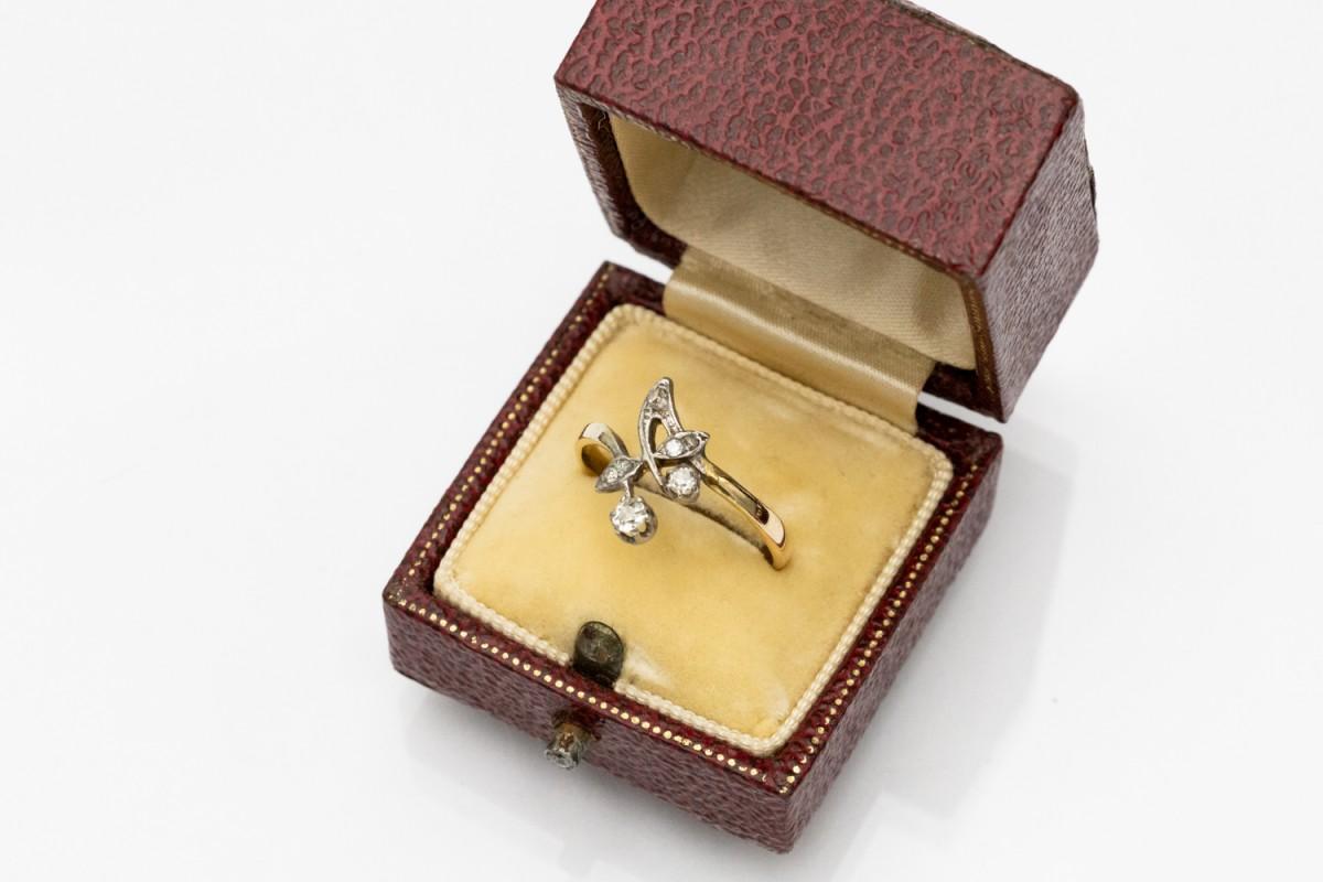 Anillo de diamantes dorados talla antigua Art Nouveau, hacia 1900. en venta 1