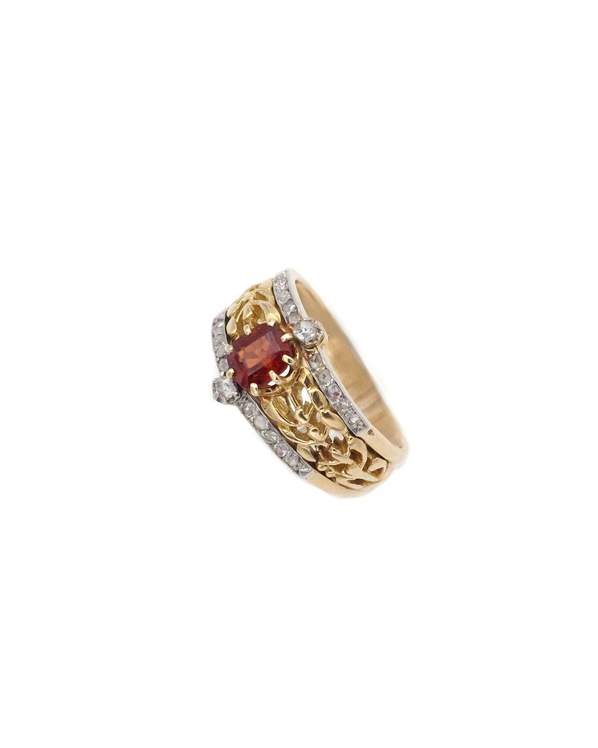 Anello con vischio in stile Art Nouveau in oro 18 carati e platino. Questo anello a fascia è centrato da un granato di hessonite di colore arancione. È incastonato con otto punte. Il cinturino è traforato con un motivo di foglie di vischio,
