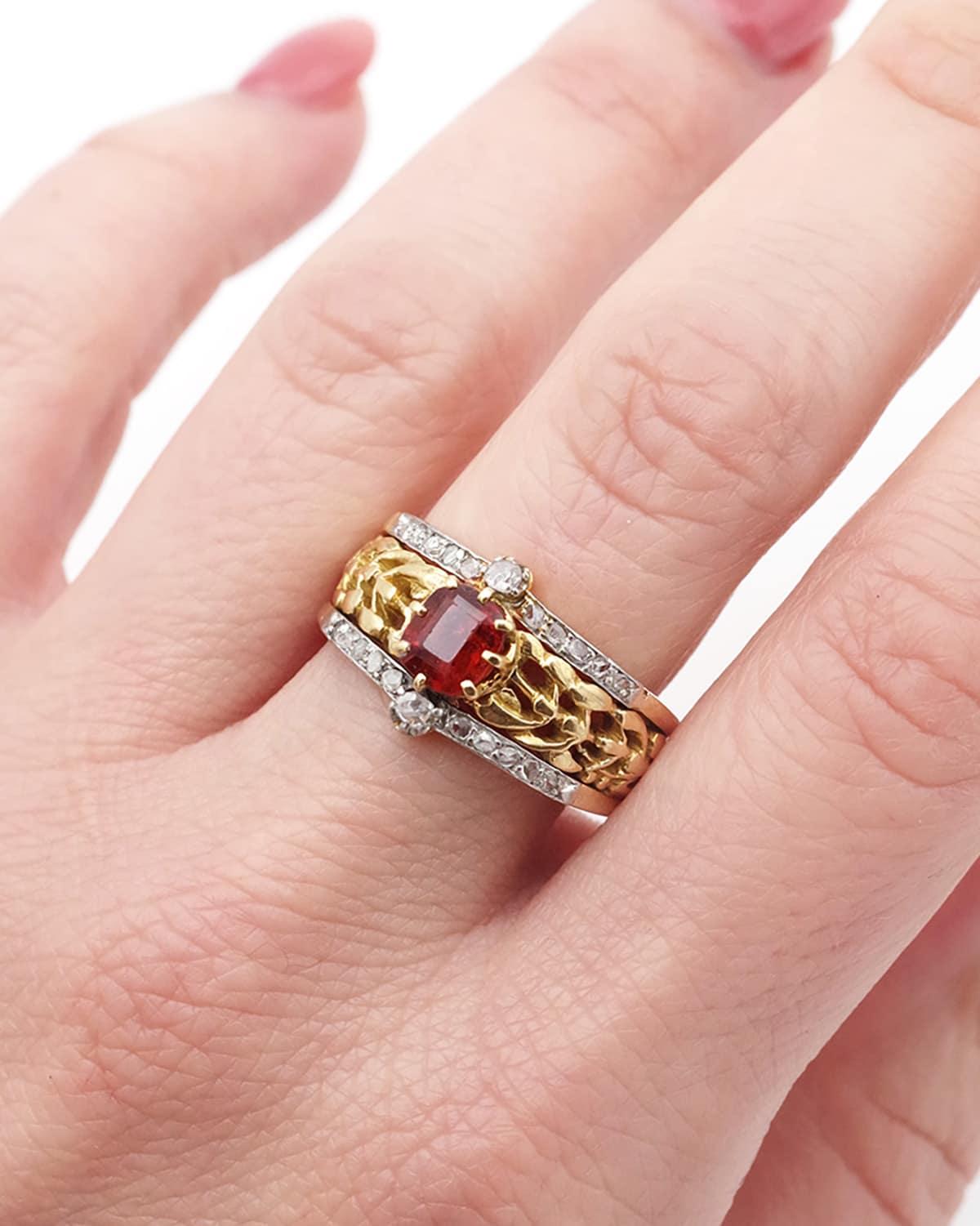 Donna Anello con granato vischio golfistico in stile Art Nouveau, anello a fascia in hessonite antico in vendita