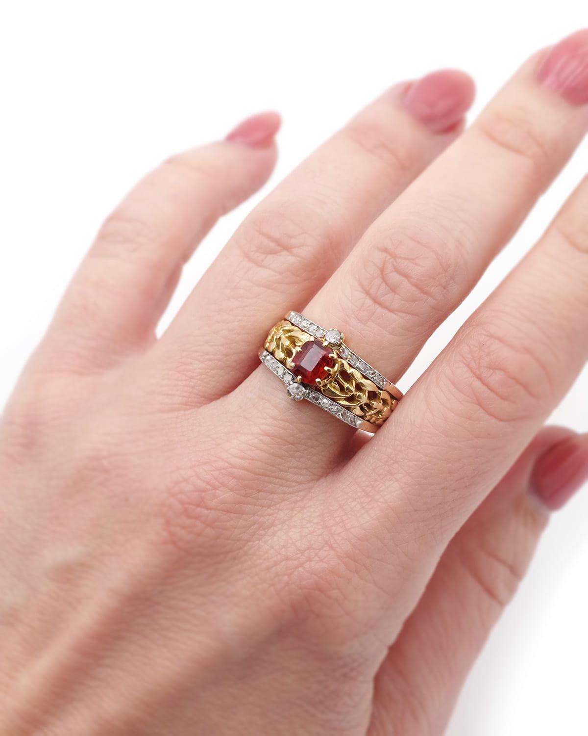 Anello con granato vischio golfistico in stile Art Nouveau, anello a fascia in hessonite antico in vendita 1