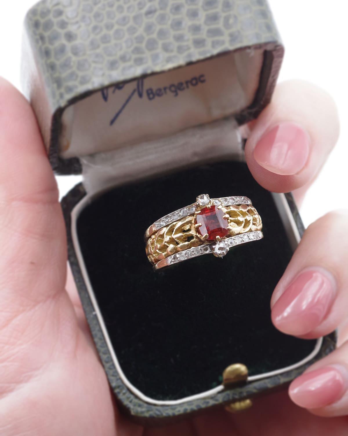 Anello con granato vischio golfistico in stile Art Nouveau, anello a fascia in hessonite antico in vendita 3