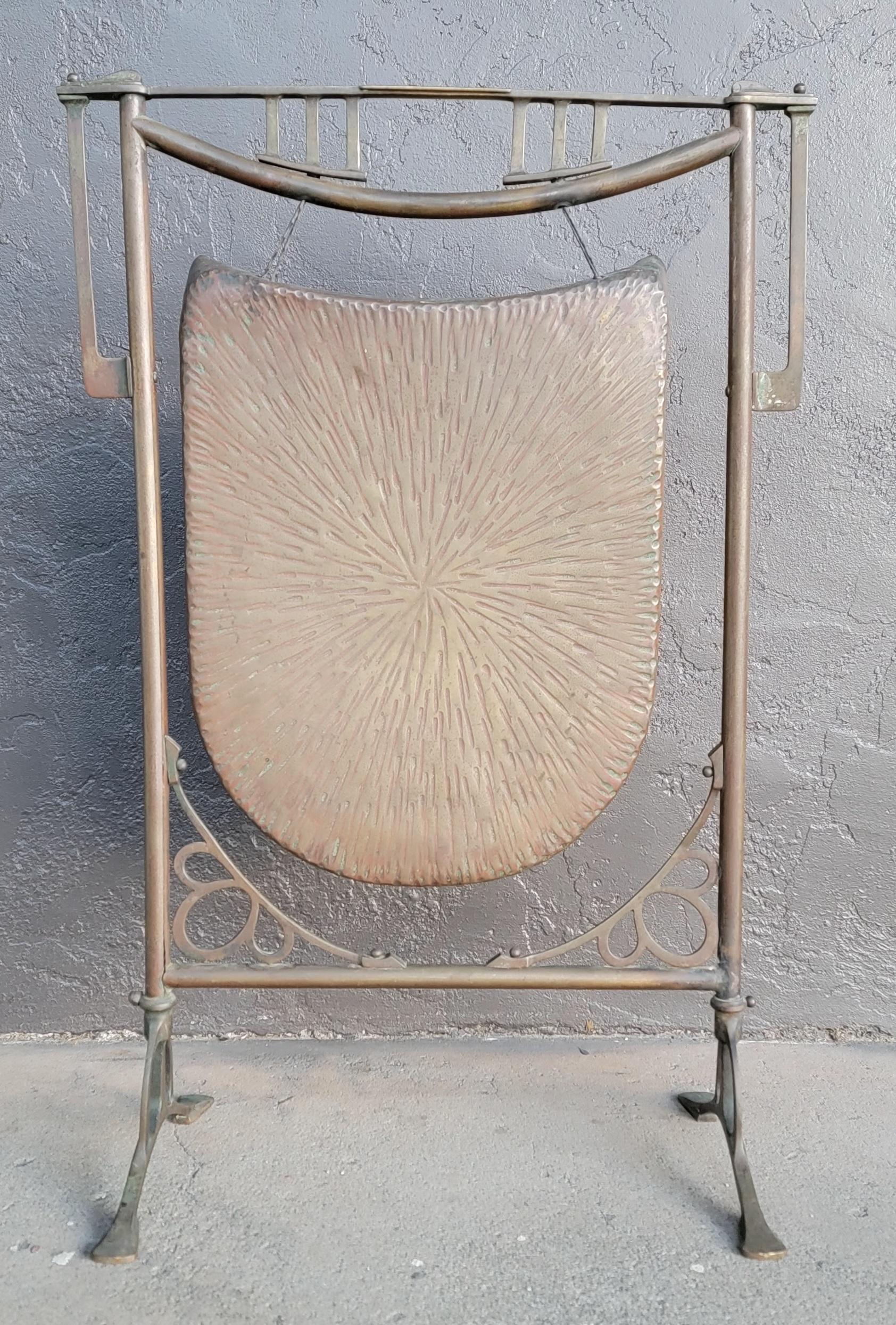 Un gong de transition Art Nouveau / Arts & Crafts en cuivre et laiton martelé massif. Circa. 1910. La gâche n'est pas d'origine.