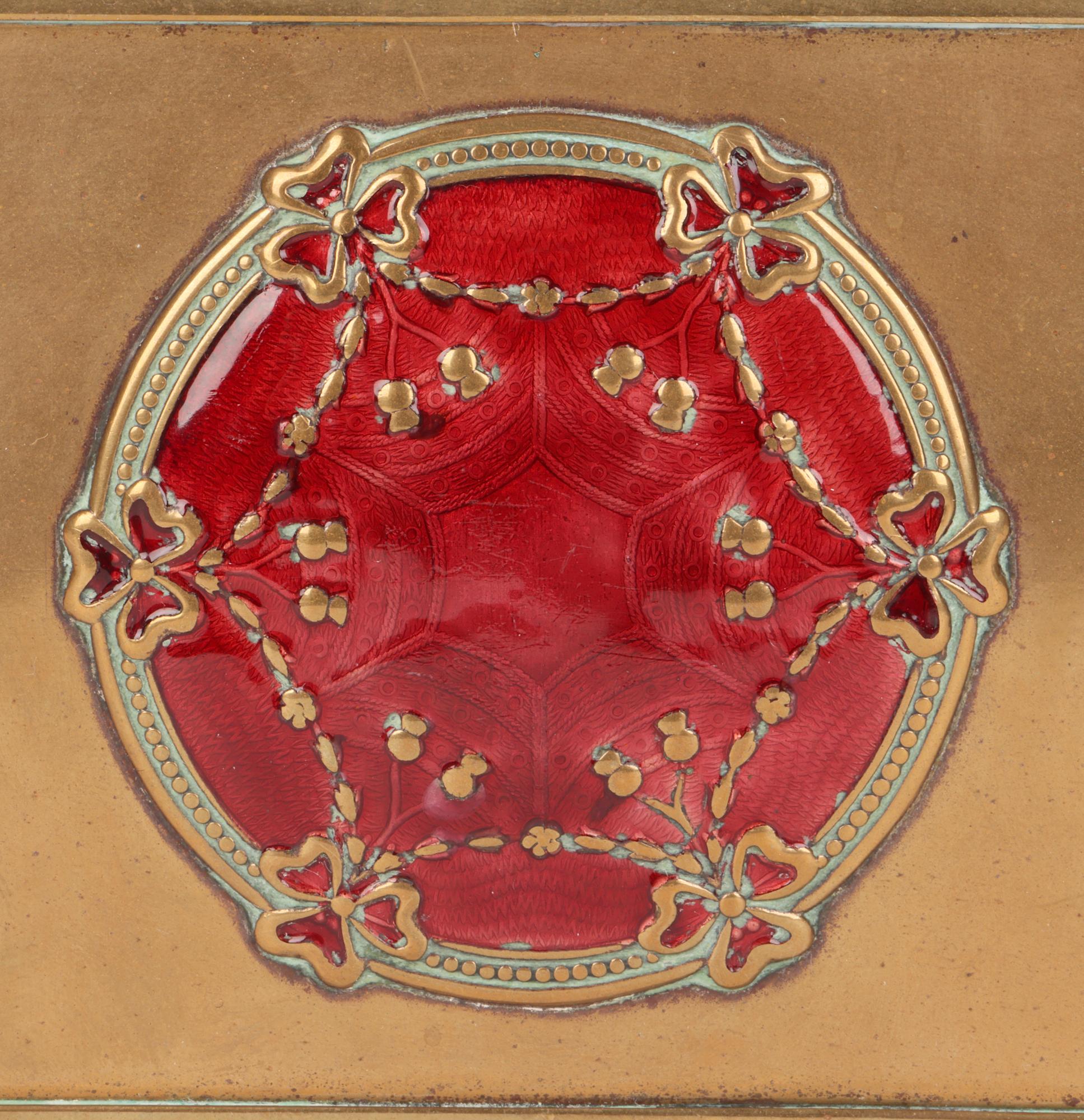 Boîte en laiton décorée d'émail de bonne qualité Art Nouveau en vente 4