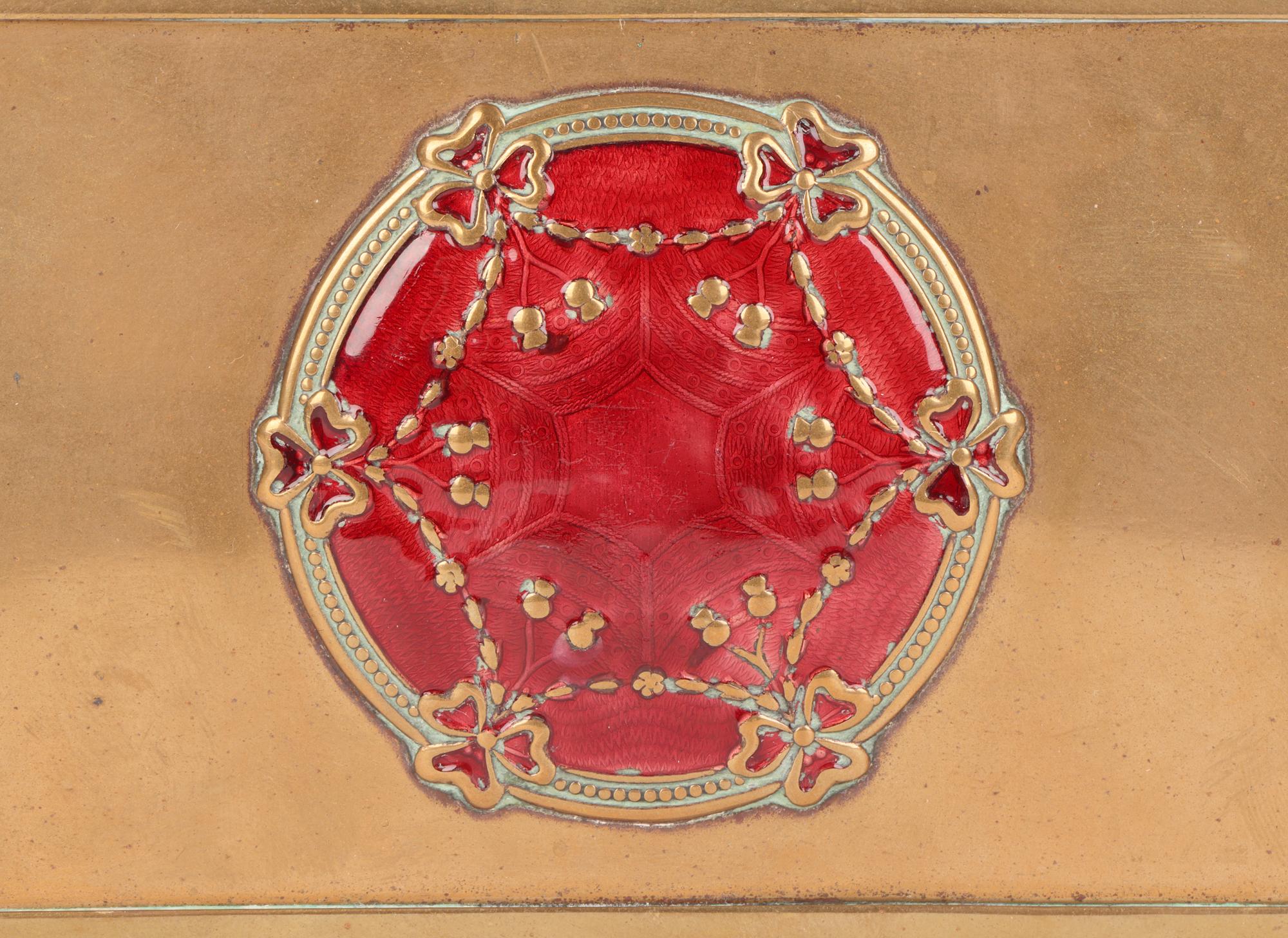 Une boîte rectangulaire décorée d'émail Art Nouveau de belle qualité datant d'environ 1900. Probablement autrichienne, la boîte est fabriquée en laiton avec un couvercle à charnière qui se chevauche. Le dessus est orné d'un motif en relief avec une