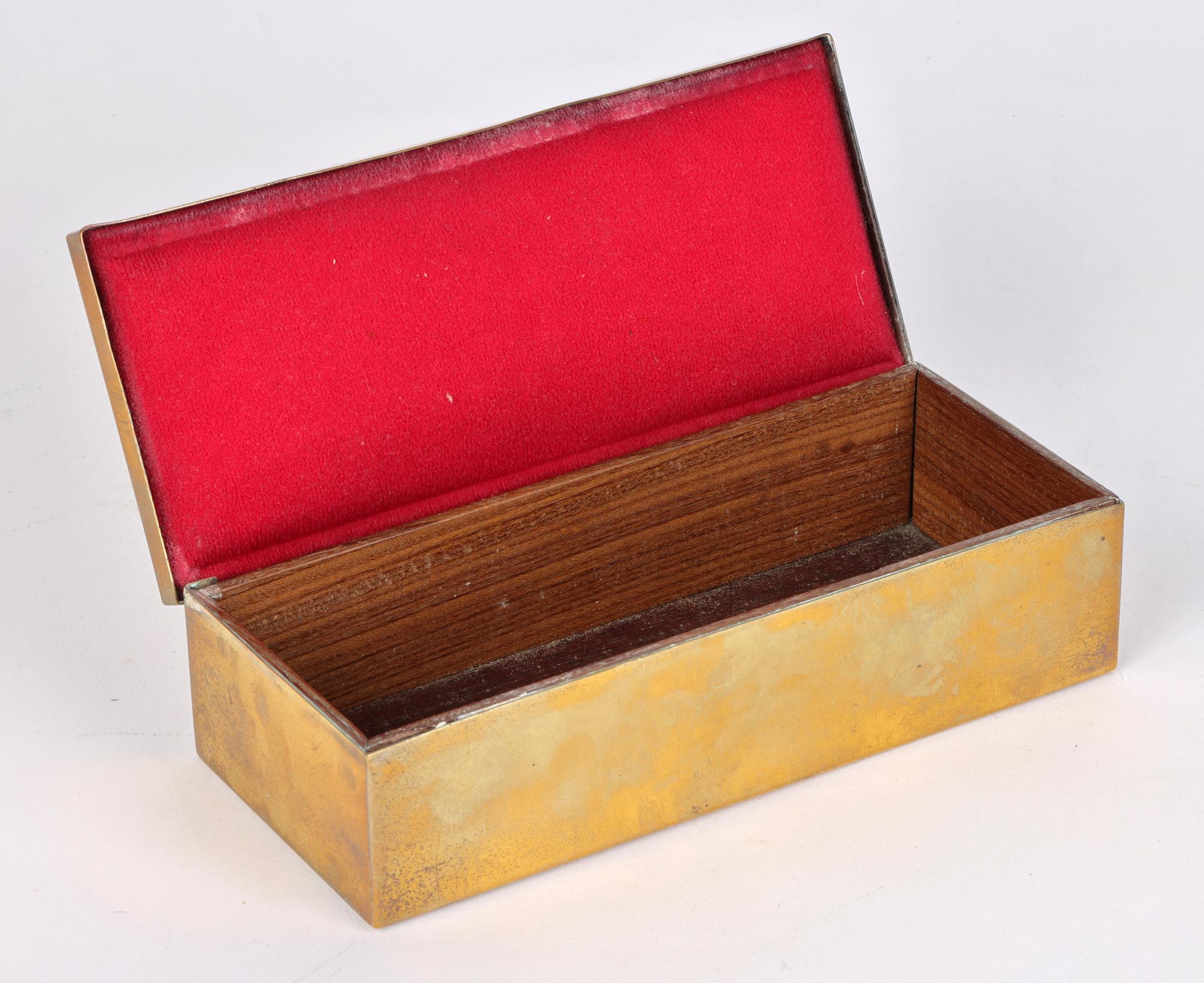 Art nouveau Boîte en laiton décorée d'émail de bonne qualité Art Nouveau en vente