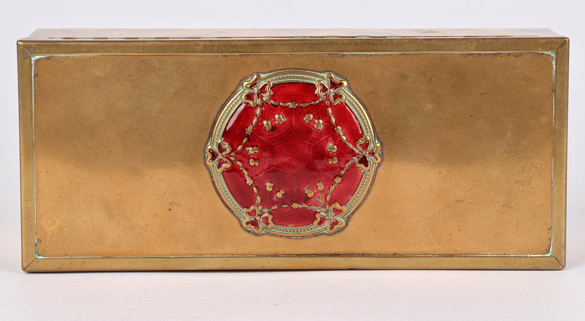 Début du 20ème siècle Boîte en laiton décorée d'émail de bonne qualité Art Nouveau en vente