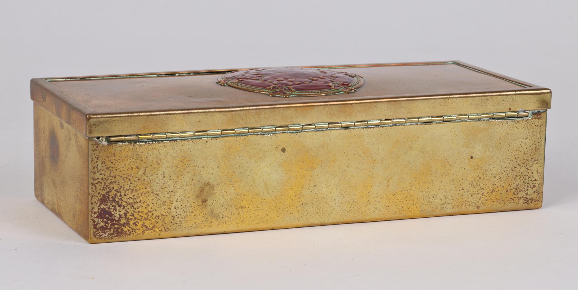 Laiton Boîte en laiton décorée d'émail de bonne qualité Art Nouveau en vente