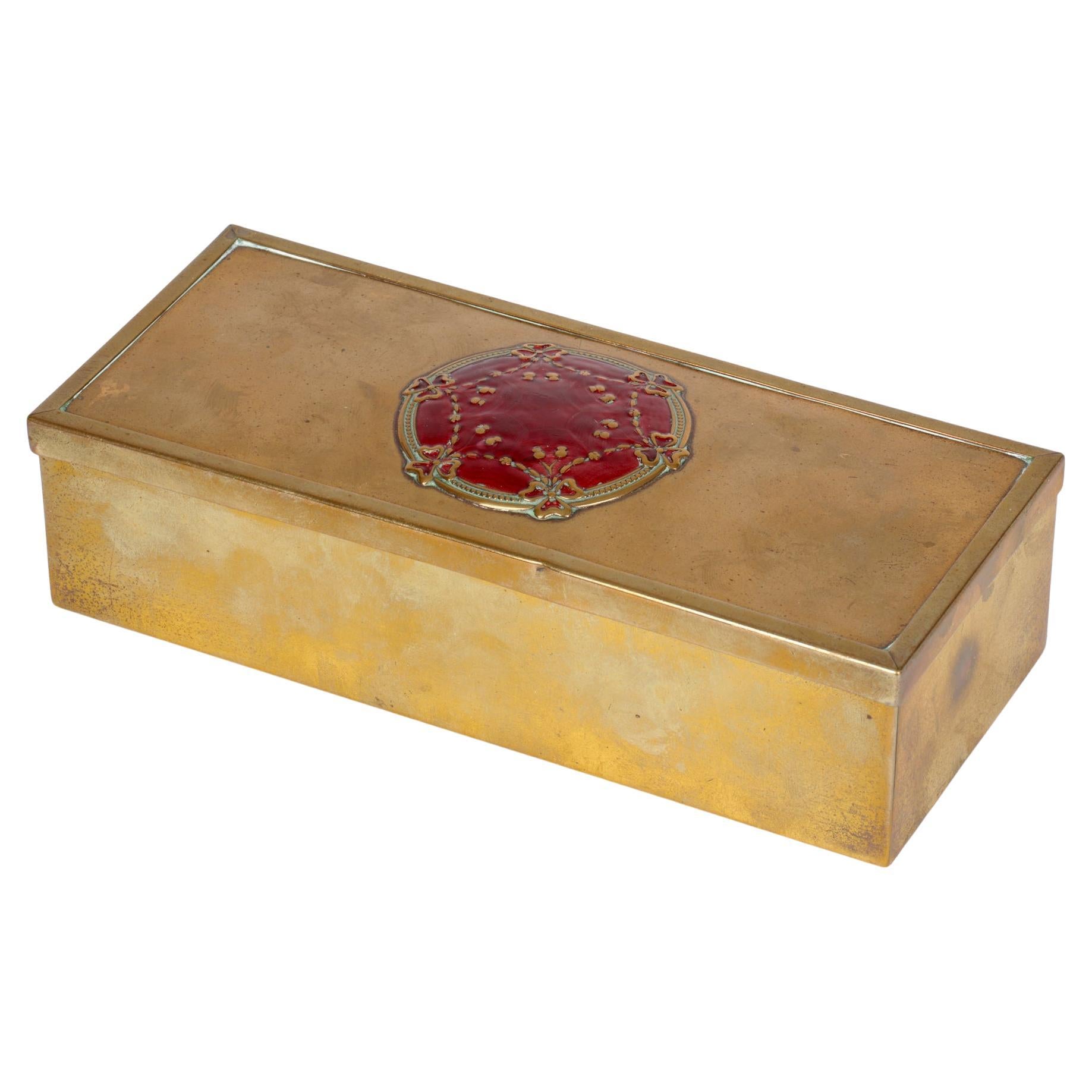 Boîte en laiton décorée d'émail de bonne qualité Art Nouveau en vente