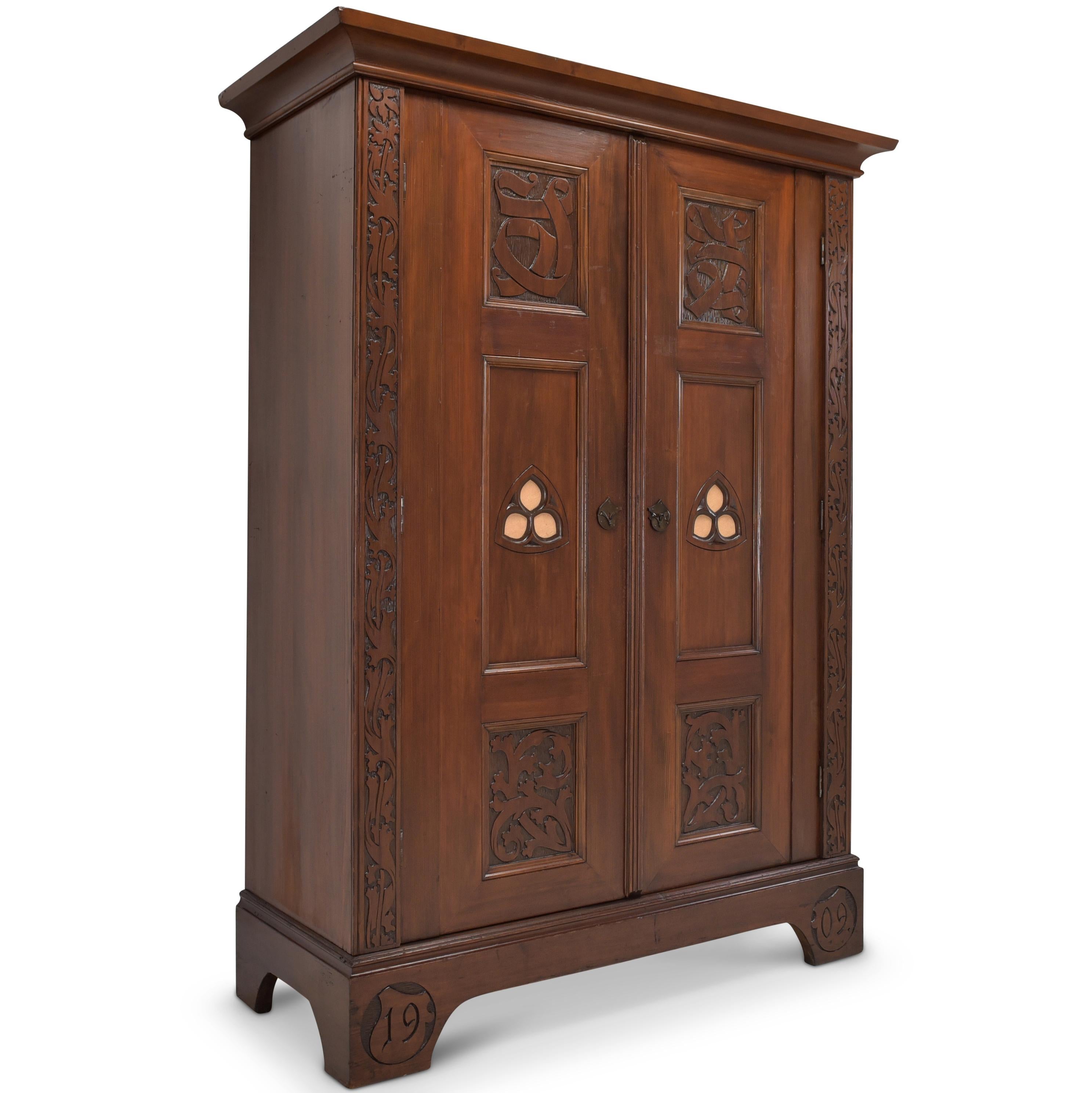 Hallway cupboard restored Art Nouveau Gothic 1909 in the style of v. Riemerschmid

Features:
Two-door model with divided interior and clothes rail
High quality
Heavy quality
Beautiful carved decor
Original bar lock
Original