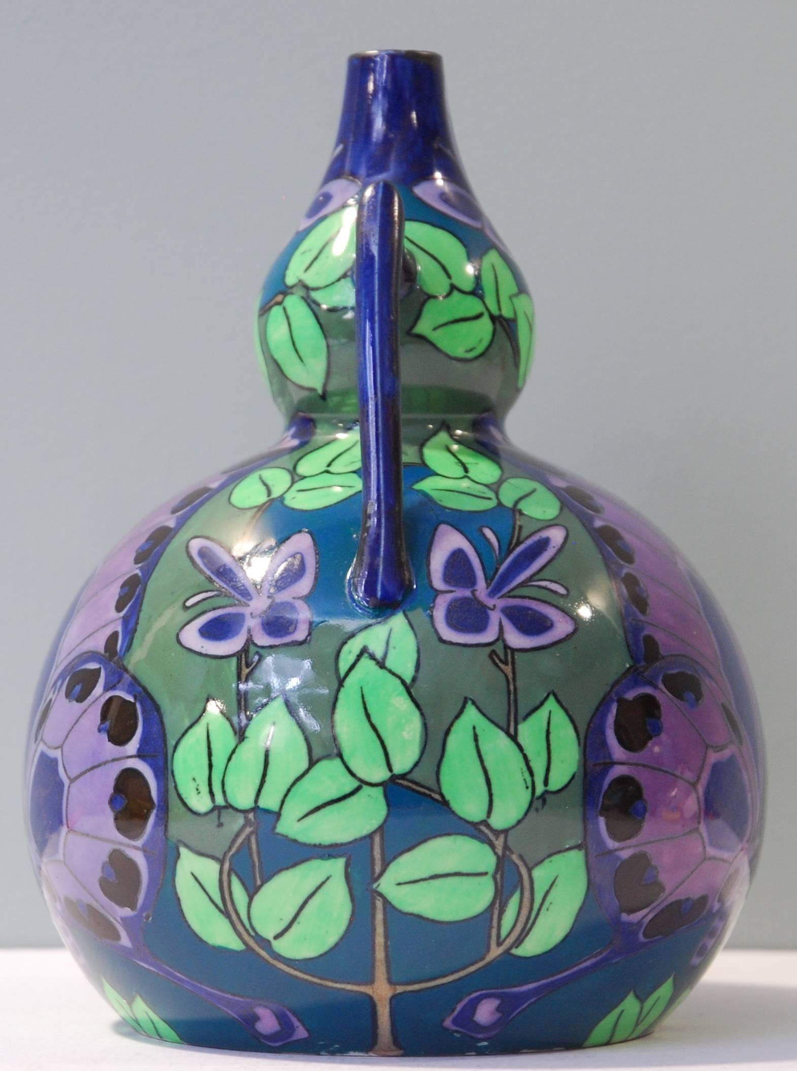 Ein seltenes Beispiel für Wedgwoods Ausflug in den Jugendstil, in Form einer kürbisförmigen Vase mit Schmetterlingsdekor, entworfen von Courtney Lindsay im Jahr 1901.

Ausgestellt: Wedgwood, Master Potter to the Universe, Roche Foundation, 2023.