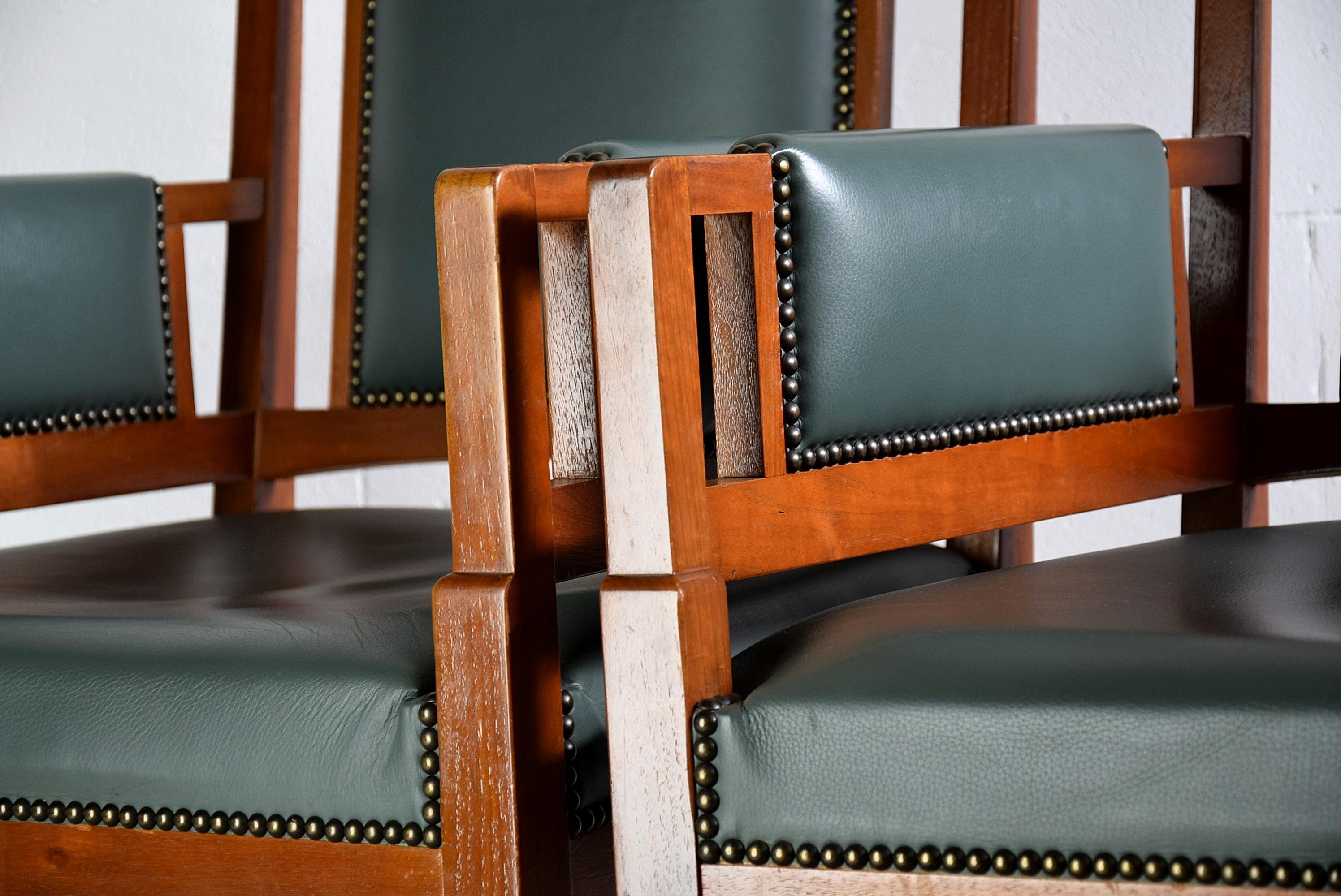 Paire de fauteuils en hêtre teinté, élégants et sophistiqués, fabriqués à la main par Pander & sons à La Haye en 1915. Les deux chaises (nous avons également le canapé deux places assorti à vendre) ont été retapissées en cuir vert il y a trois ans.