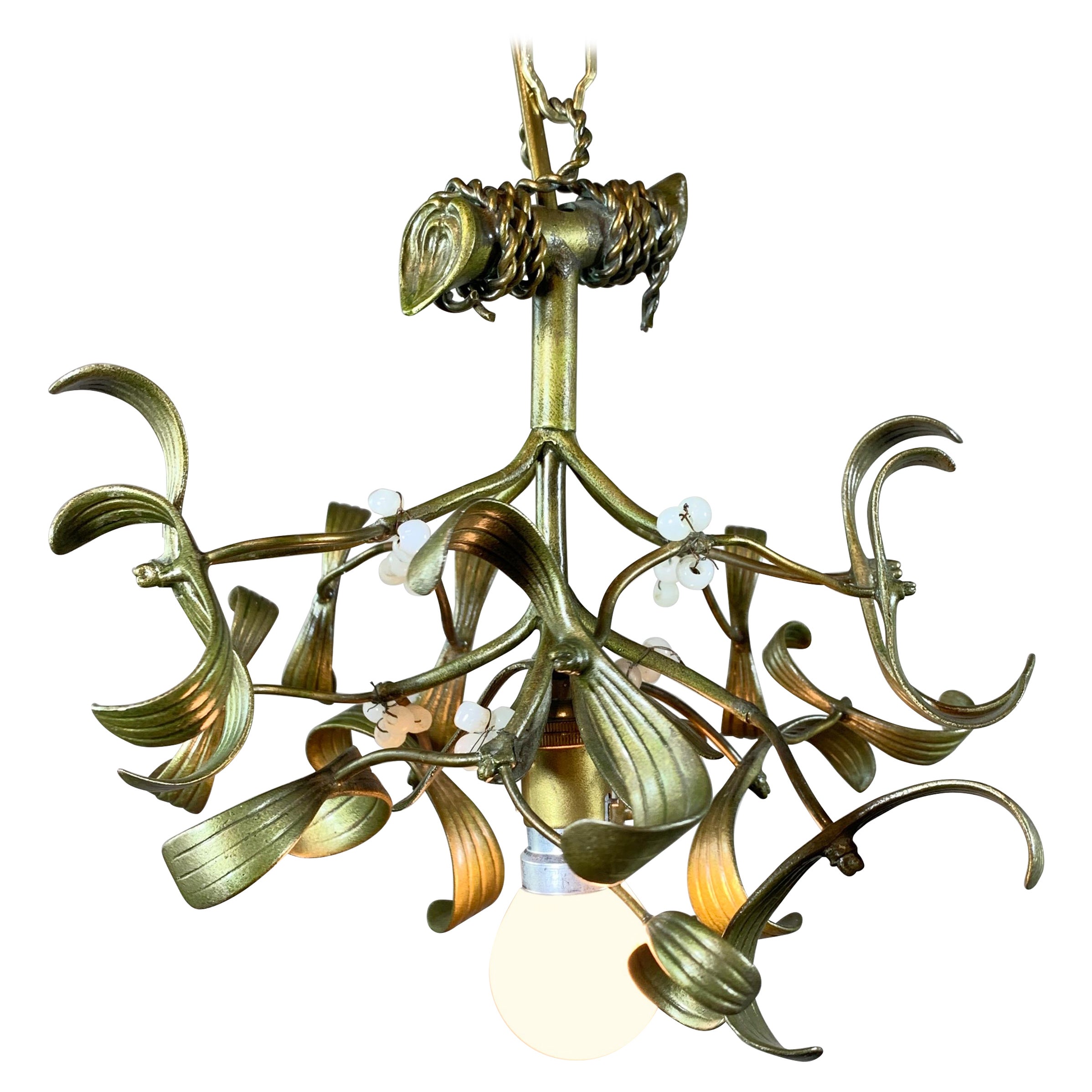 Art Nouveau Grüner Bronze Mistel Kronleuchter Frankreich 1910 im Angebot