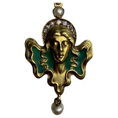 The Artful Green Enamel Diamond and Natural Pearl Pendant Necklace (Collier à pendentifs en émail vert, diamants et perles naturelles)