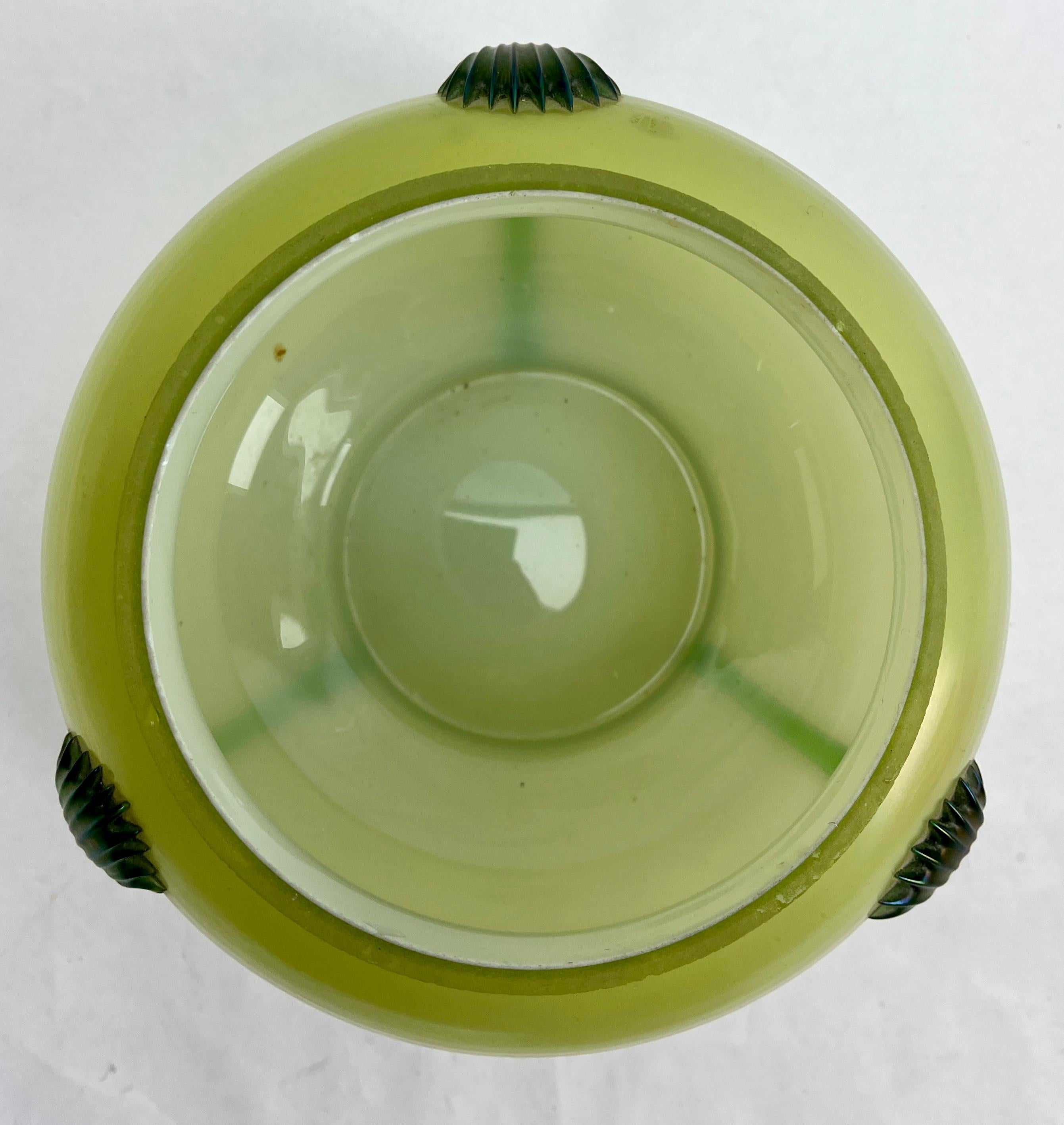 Grüne schillernde Jugendstil-Vase aus irisierendem Glas Pique Fleurs' von Loetz' mit Grille im Angebot 3