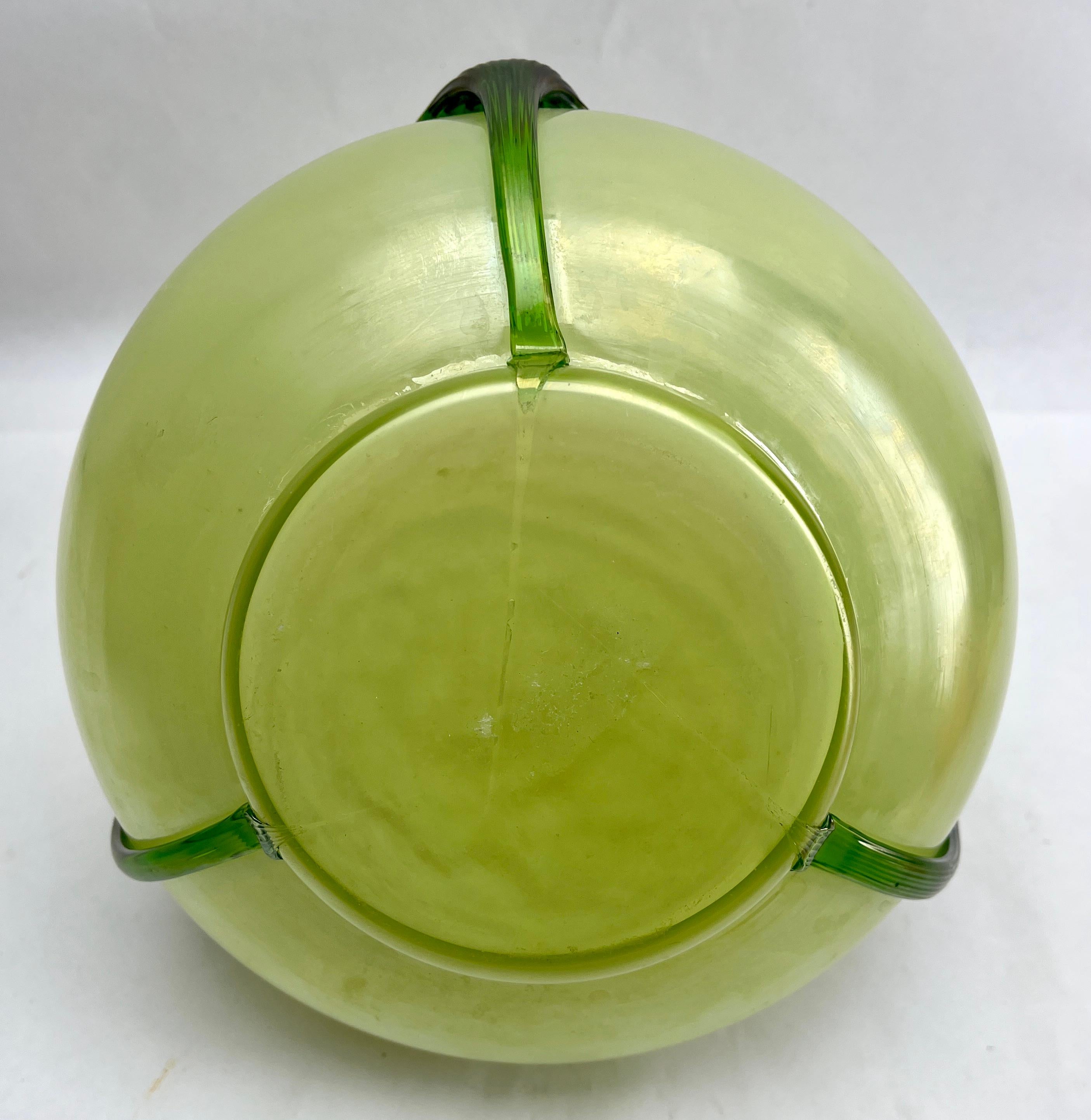 Grüne schillernde Jugendstil-Vase aus irisierendem Glas Pique Fleurs' von Loetz' mit Grille im Angebot 4