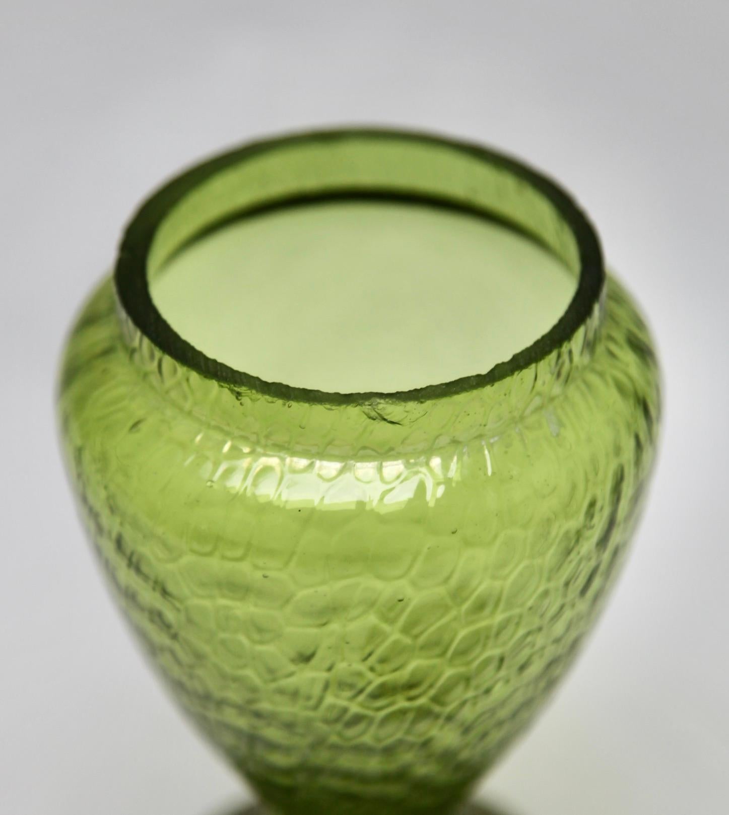 Grüne schillernde Jugendstil-Vase aus irisierendem Glas Pique Fleurs' von Loetz' mit Grille (Art nouveau) im Angebot