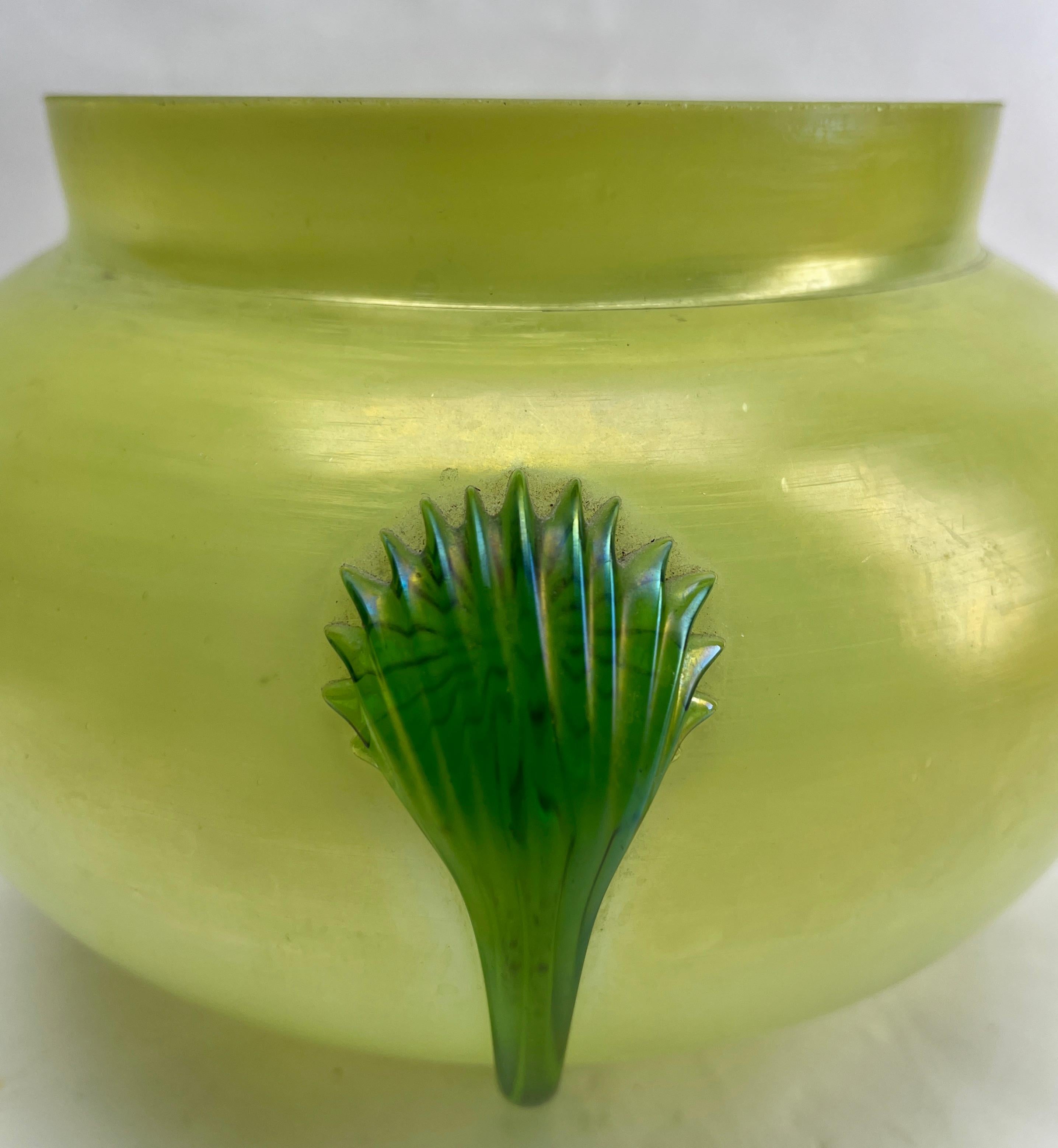 Art Nouveau Green iridescent glass Pique Fleurs' vase by Loetz' with Grille In Good Condition For Sale In Verviers, BE
