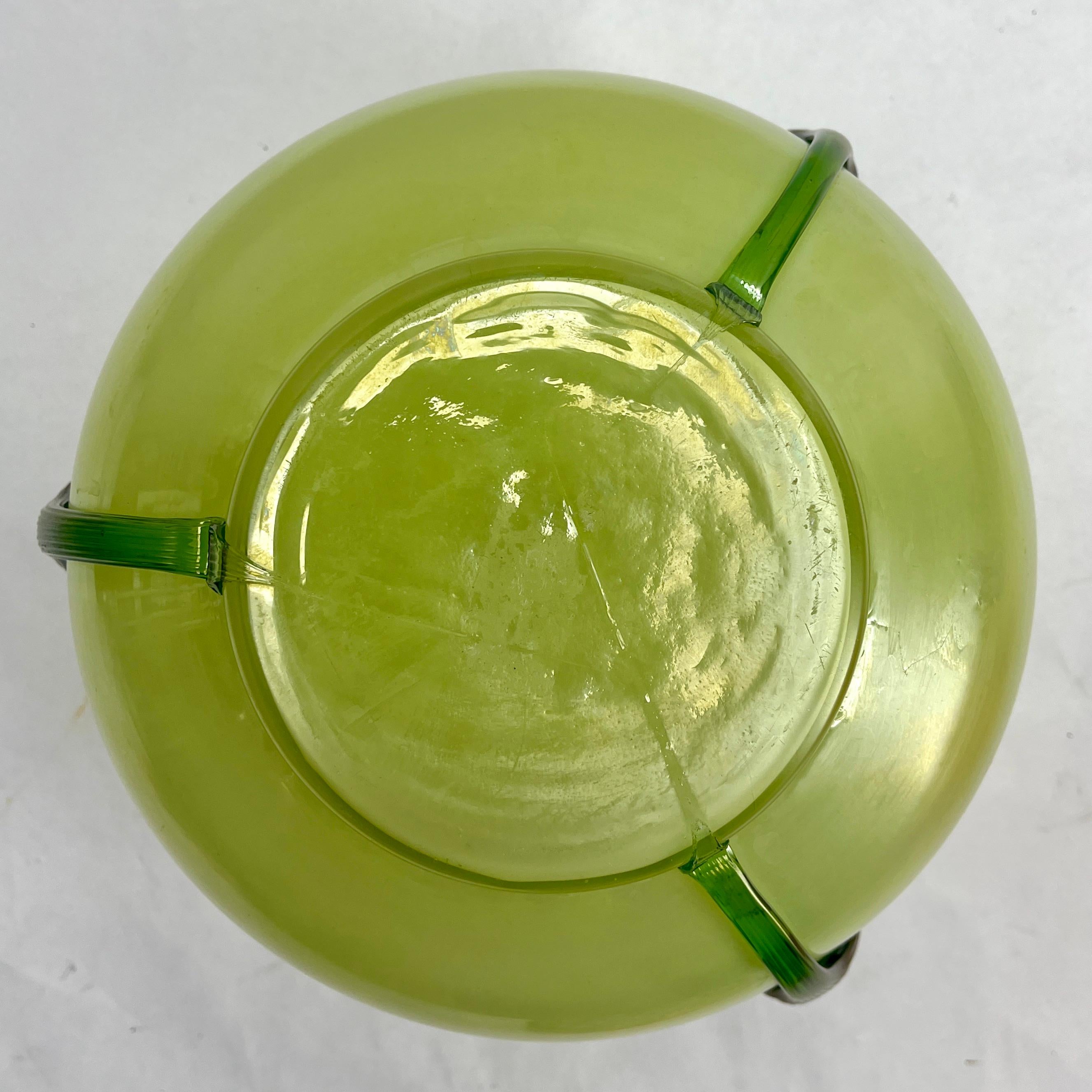 Grüne schillernde Jugendstil-Vase aus irisierendem Glas Pique Fleurs' von Loetz' mit Grille (Messing) im Angebot