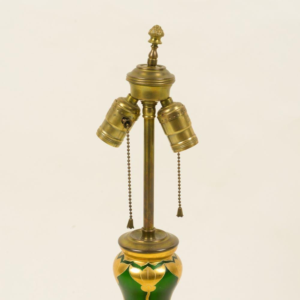 Doré Lampe de table Art Nouveau en faïence verte et dorée en vente