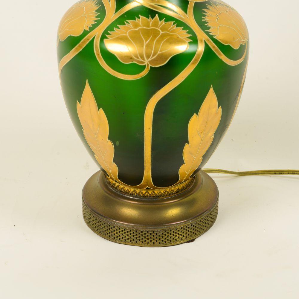 Jugendstil Tischlampe aus grünem Luster und vergoldetem Geschirr (19. Jahrhundert) im Angebot
