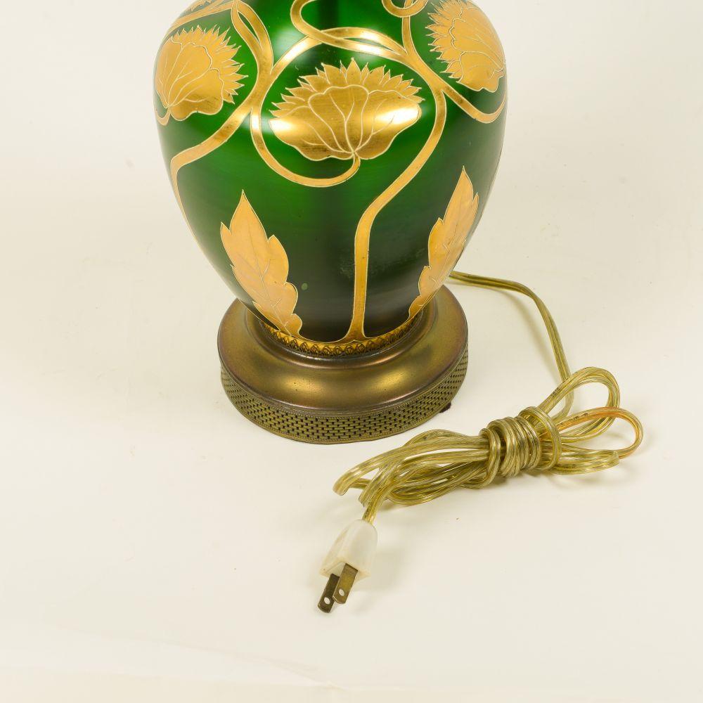 Jugendstil Tischlampe aus grünem Luster und vergoldetem Geschirr (Messing) im Angebot