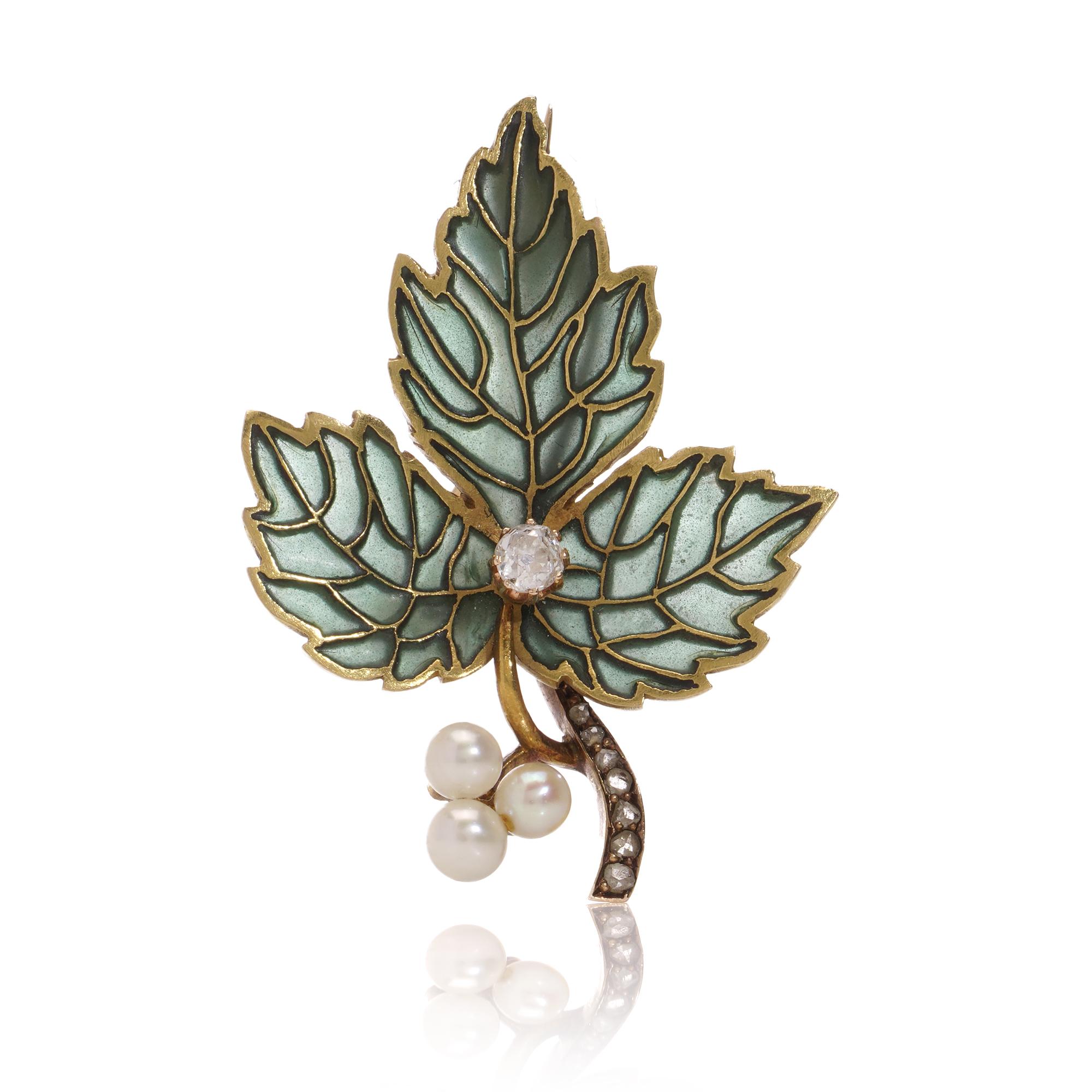 Antique Art Nouveau green plique-a-jour enamel 18kt yellow gold leaf brooch with old cut diamonds and pearls.
Hallmarked with 18kt. gold mark.

Dimensions:
Size: height x width: 3.9 x 3 cm
Total weight: 7.9 grams

Diamonds -
Quantity: 8
Cut: Old -