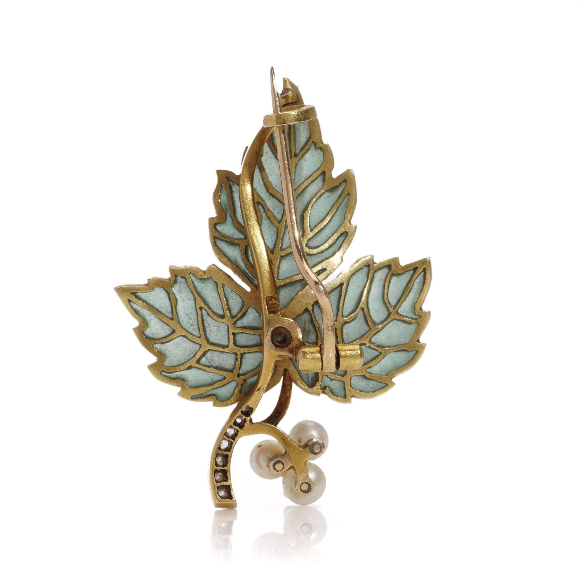Art Nouveau green plique-a-jour enamel 18kt yellow gold leaf brooch For Sale 2