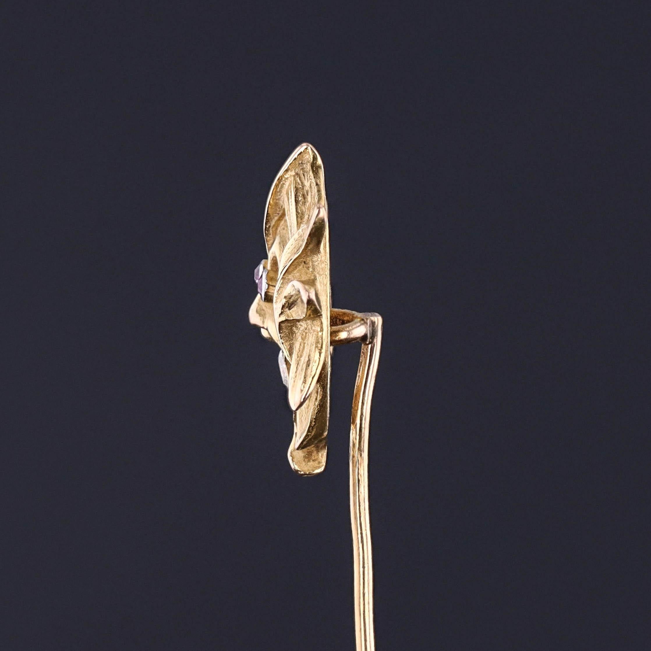 Un tesoro accattivante dell'epoca Art Nouveau, questa eccezionale spilletta incarna lo spirito fantasioso e la maestria artistica che hanno definito l'alta gioielleria di fine secolo. 

Realizzato in ricco oro 14k, il pezzo presenta uno scultoreo