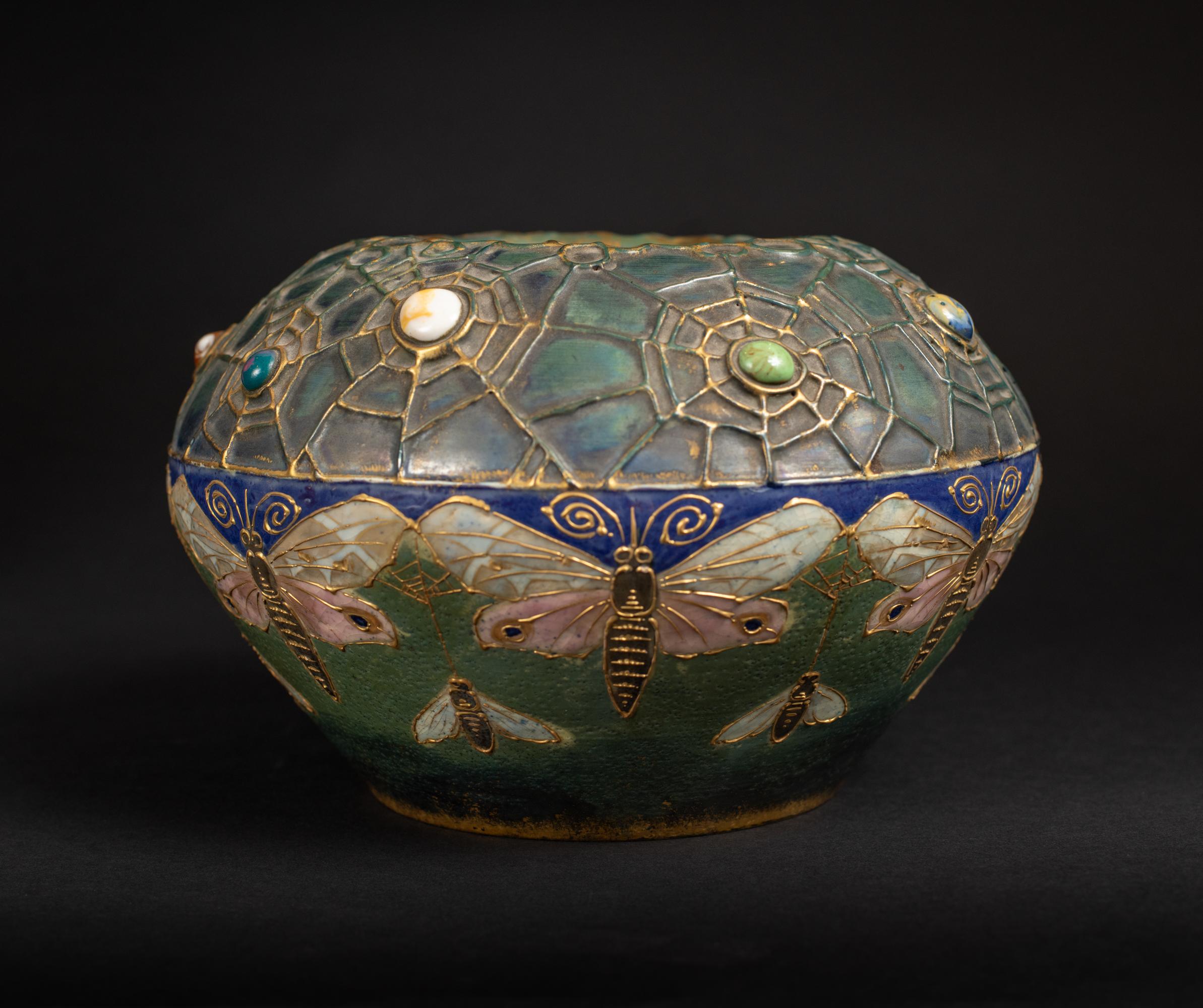 Dorato Vaso a forma di ciotola in stile Art Nouveau Gres Bijou Butterfly & Spiderweb di RStK Amphora in vendita
