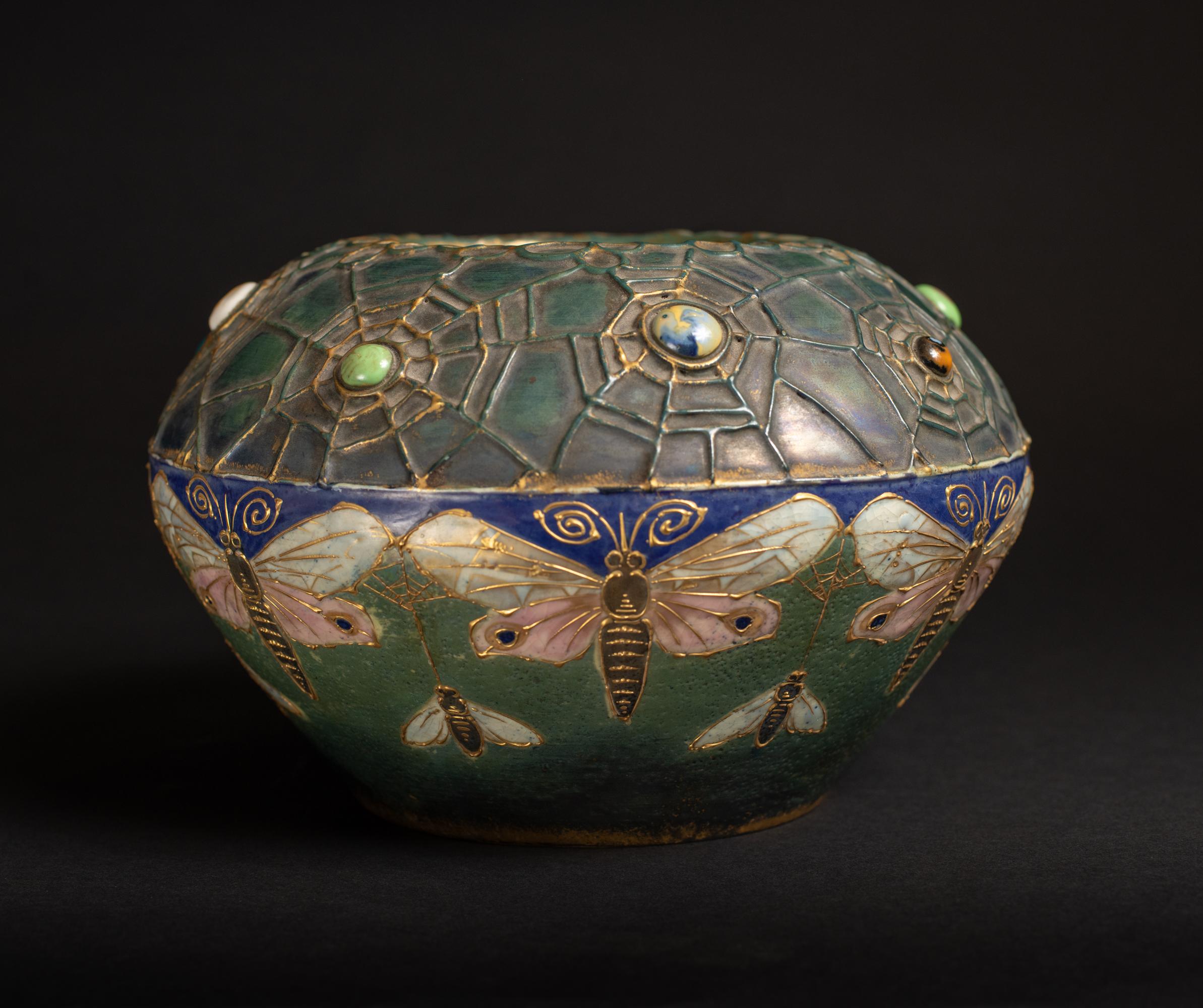 Vaso a forma di ciotola in stile Art Nouveau Gres Bijou Butterfly & Spiderweb di RStK Amphora In condizioni buone in vendita a Chicago, US