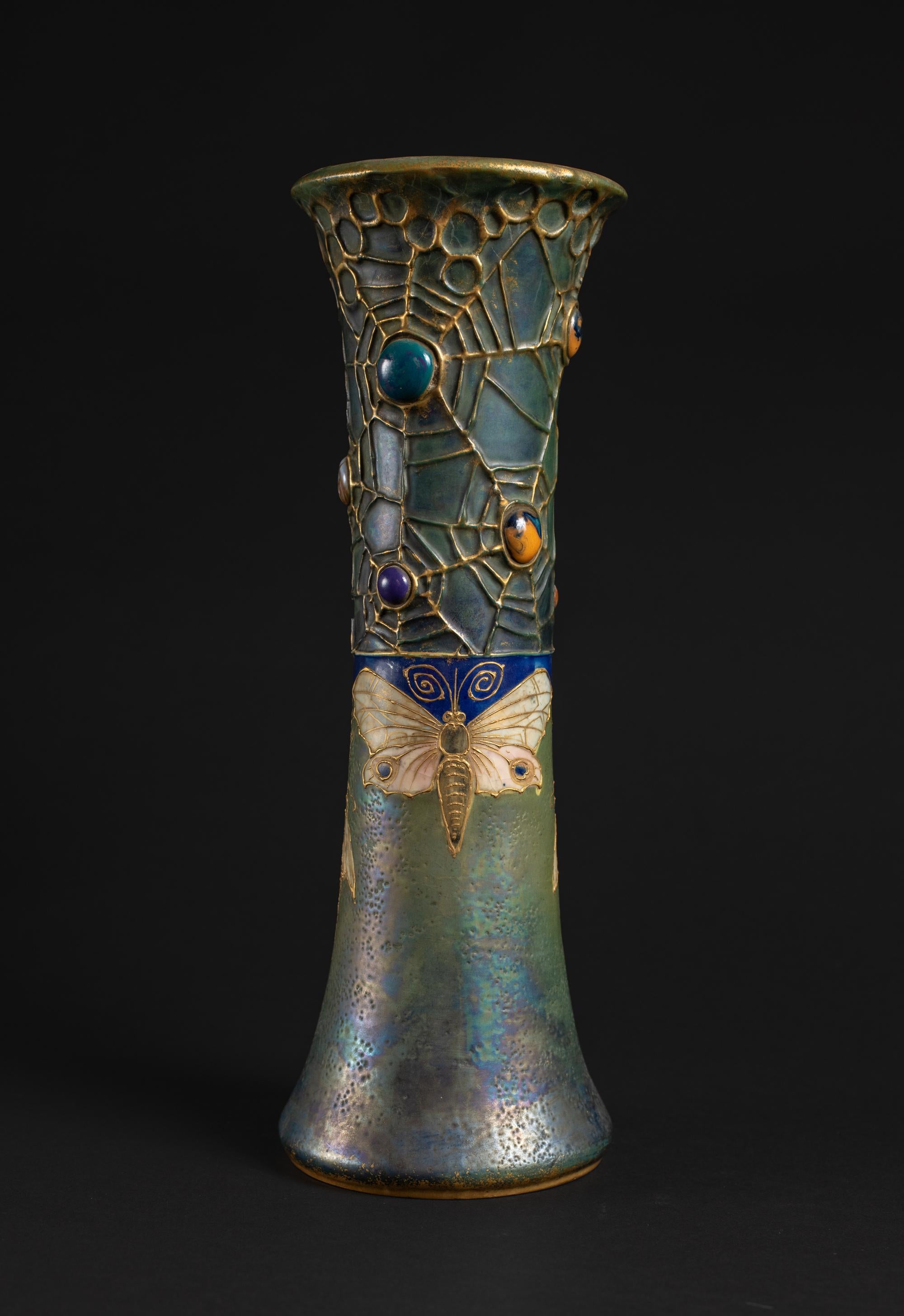 Dorato Vaso scanalato Art Nouveau Gres Bijou Butterfly & Spiderweb di RStK Amphora in vendita