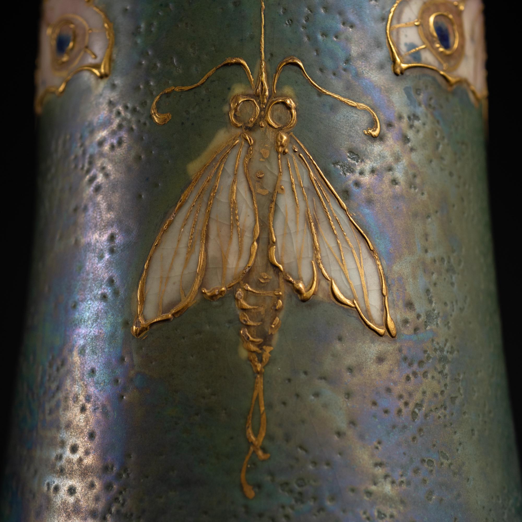 Vaso scanalato Art Nouveau Gres Bijou Butterfly & Spiderweb di RStK Amphora in vendita 1