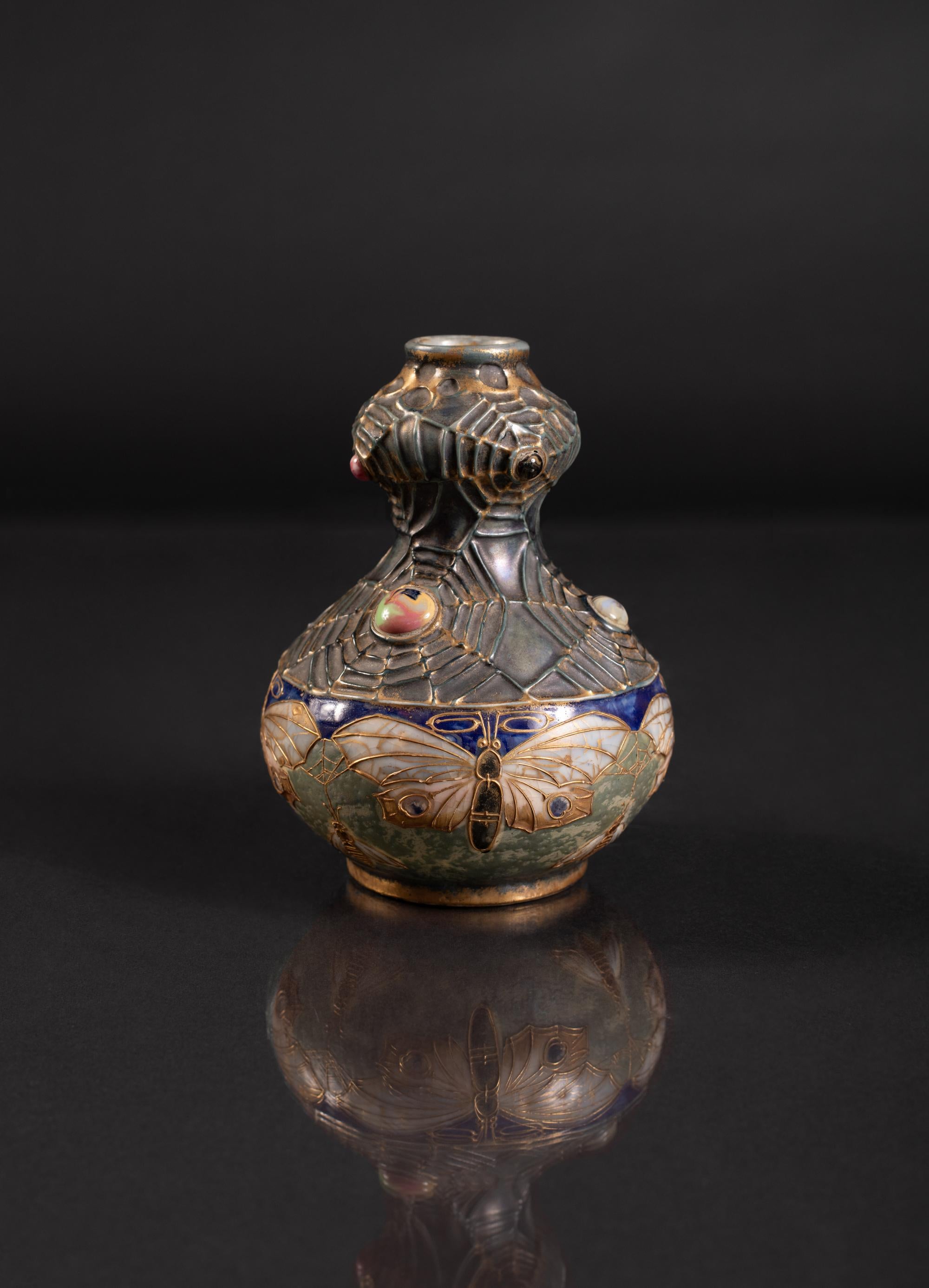 Austriaco Vaso a forma di zucca in stile Art Nouveau Gres Bijou Butterfly & Spiderweb di RStK Amphora in vendita
