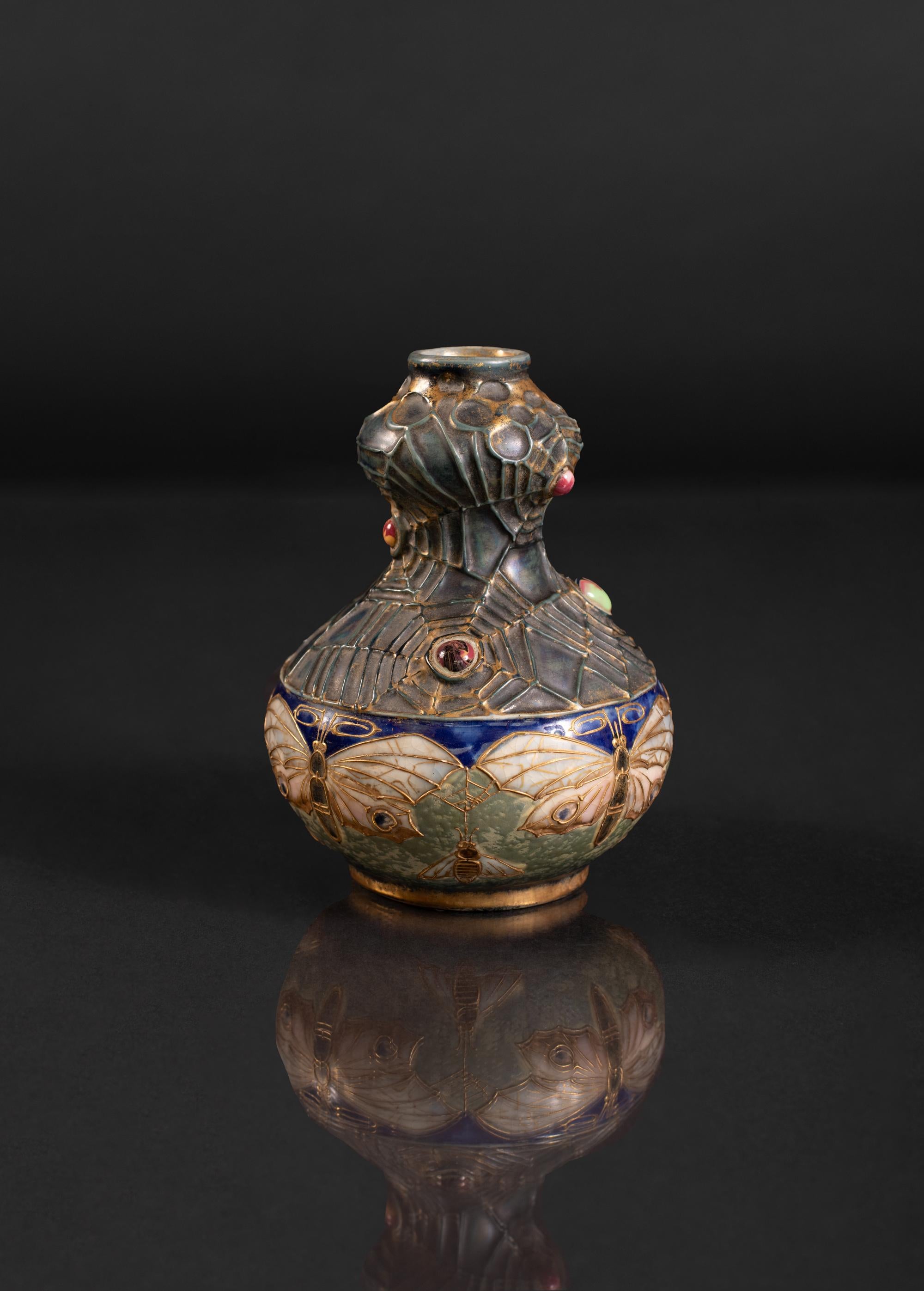 Dorato Vaso a forma di zucca in stile Art Nouveau Gres Bijou Butterfly & Spiderweb di RStK Amphora in vendita