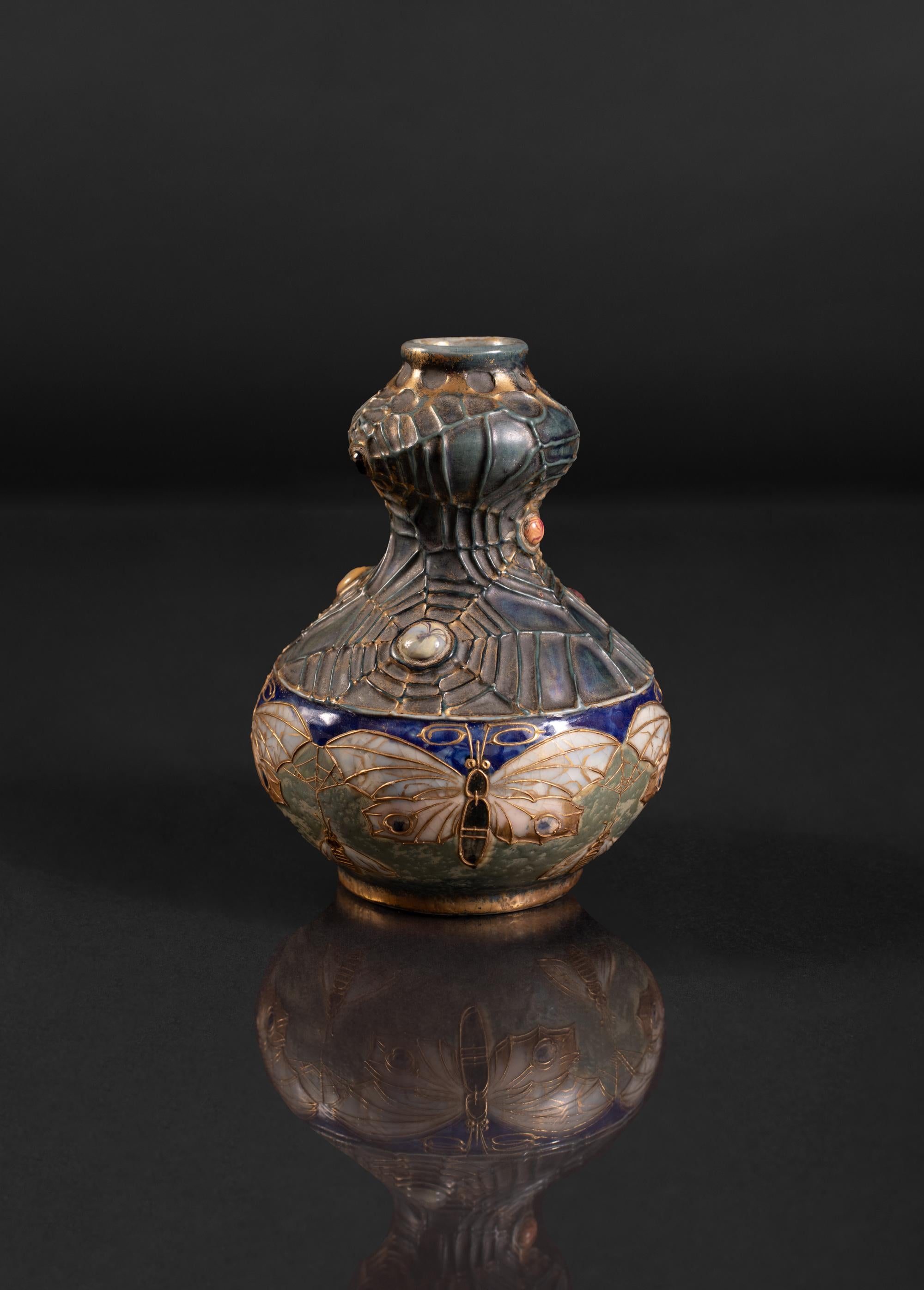 Vaso a forma di zucca in stile Art Nouveau Gres Bijou Butterfly & Spiderweb di RStK Amphora In condizioni buone in vendita a Chicago, US