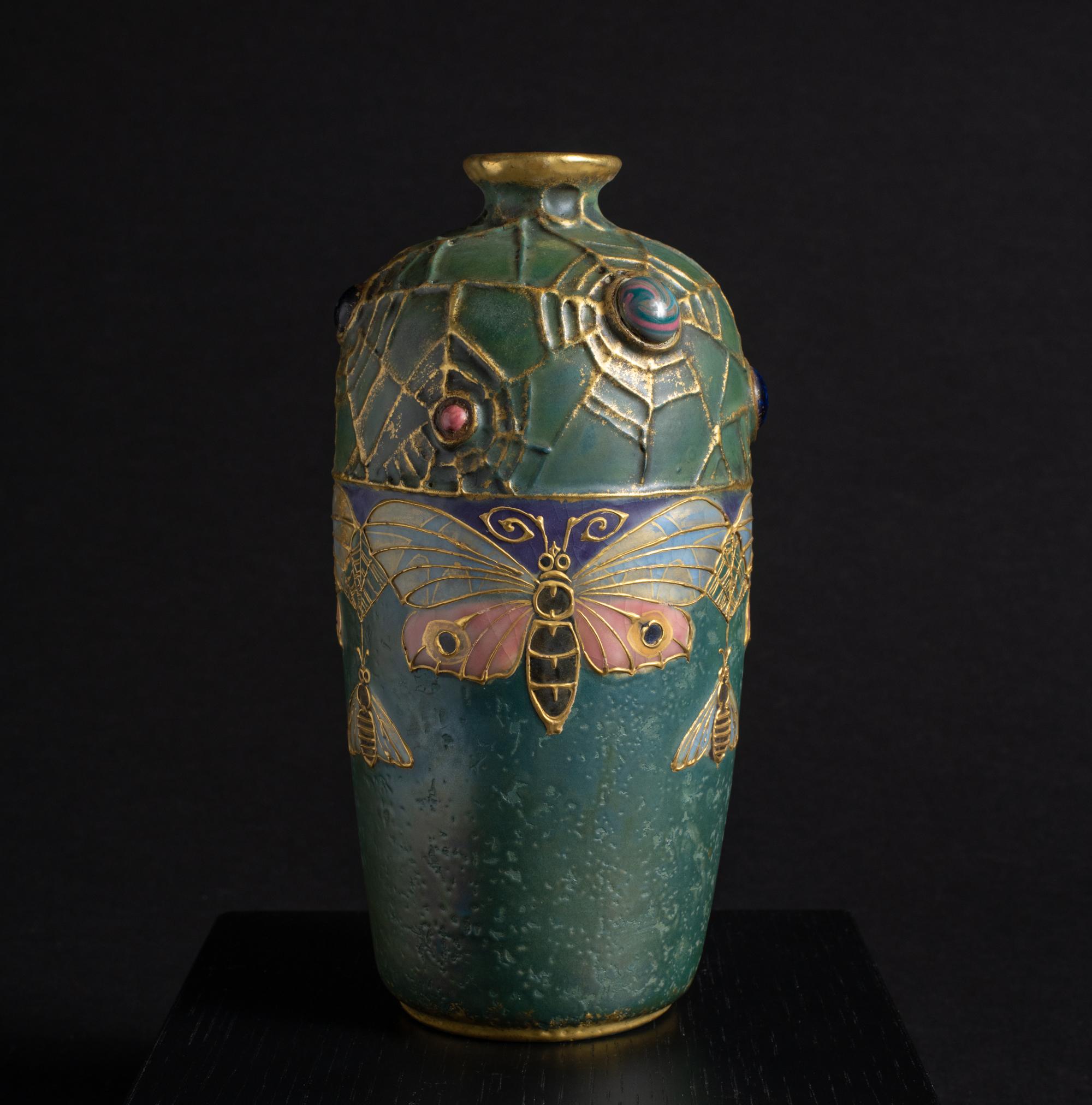 Autrichien Vase semi-ramique Art Nouveau Gres Bijou Butterfly & Spiderweb de RStK Amphora en vente