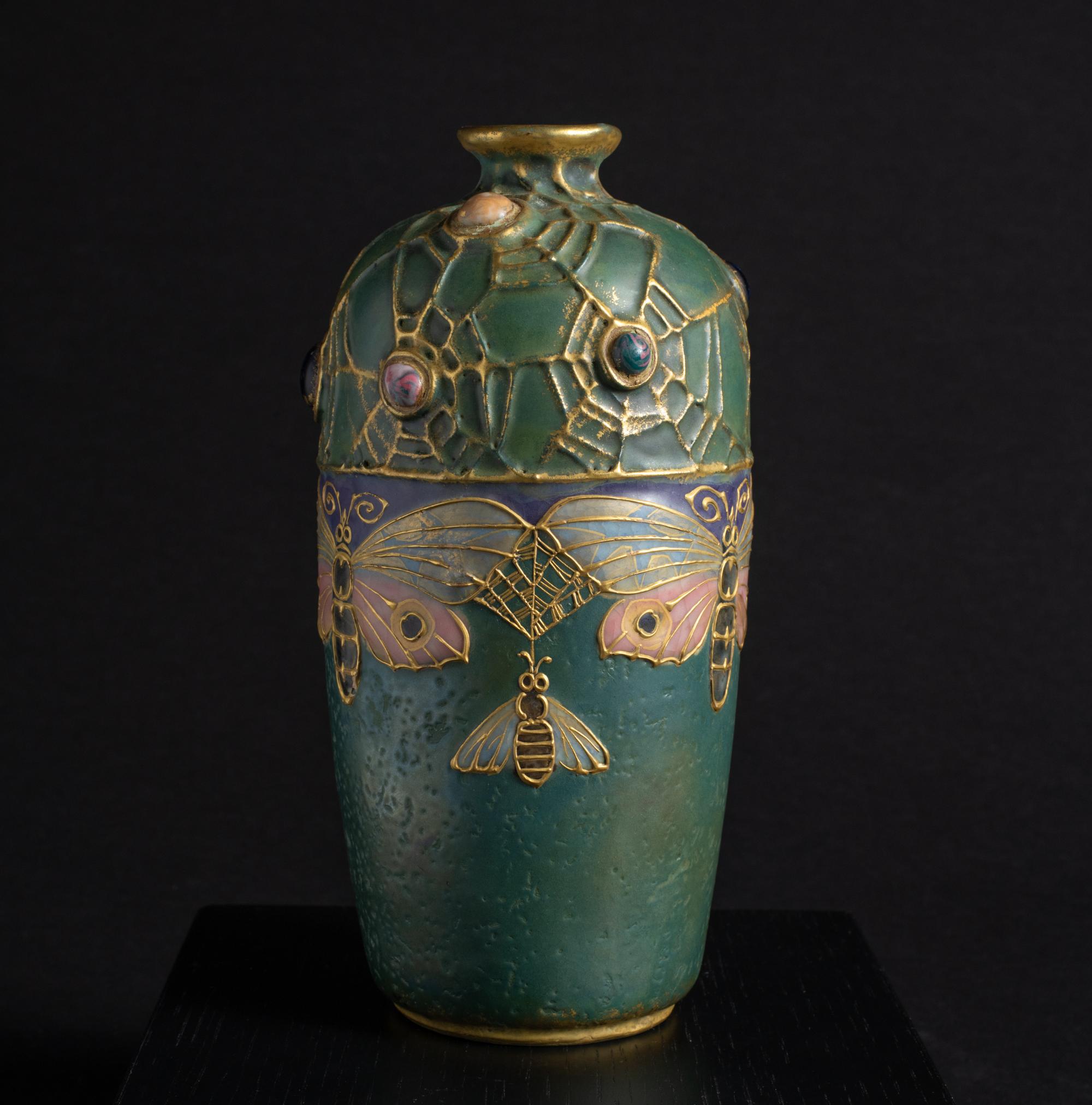 Début du 20ème siècle Vase semi-ramique Art Nouveau Gres Bijou Butterfly & Spiderweb de RStK Amphora en vente