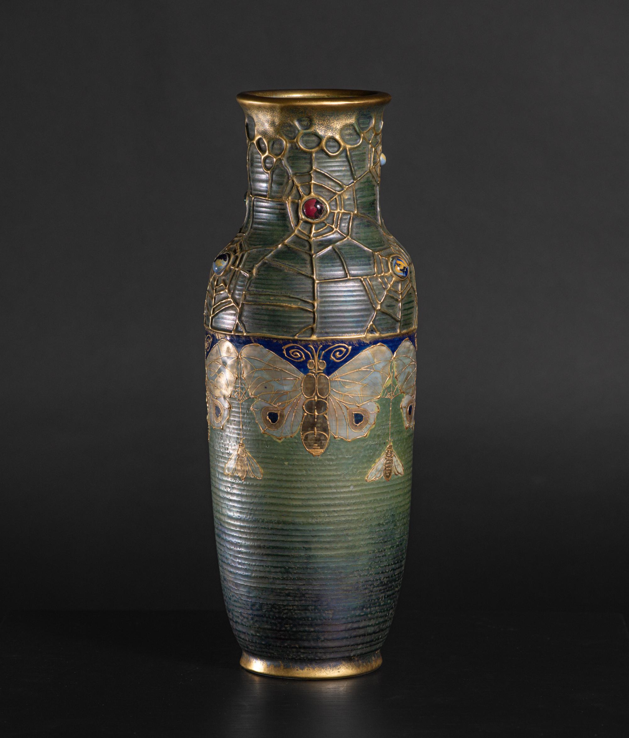 Jarrón alto Semiramis Art Nouveau Gres Bijou Mariposa y Tela de Araña by RStK Amphora Austríaco en venta