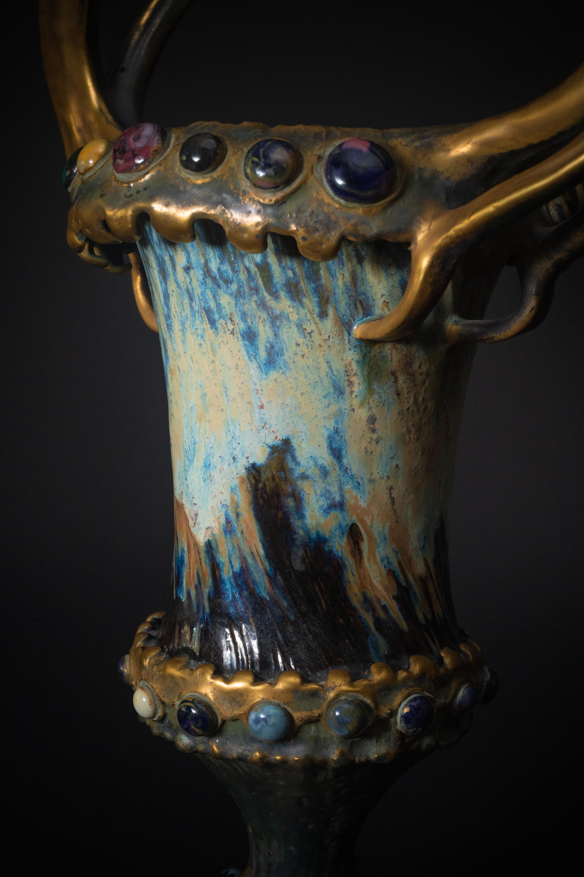 Verre Vase à pieds Art Nouveau Gres Bijou avec poignées de sculpture par RStK Amphora en vente