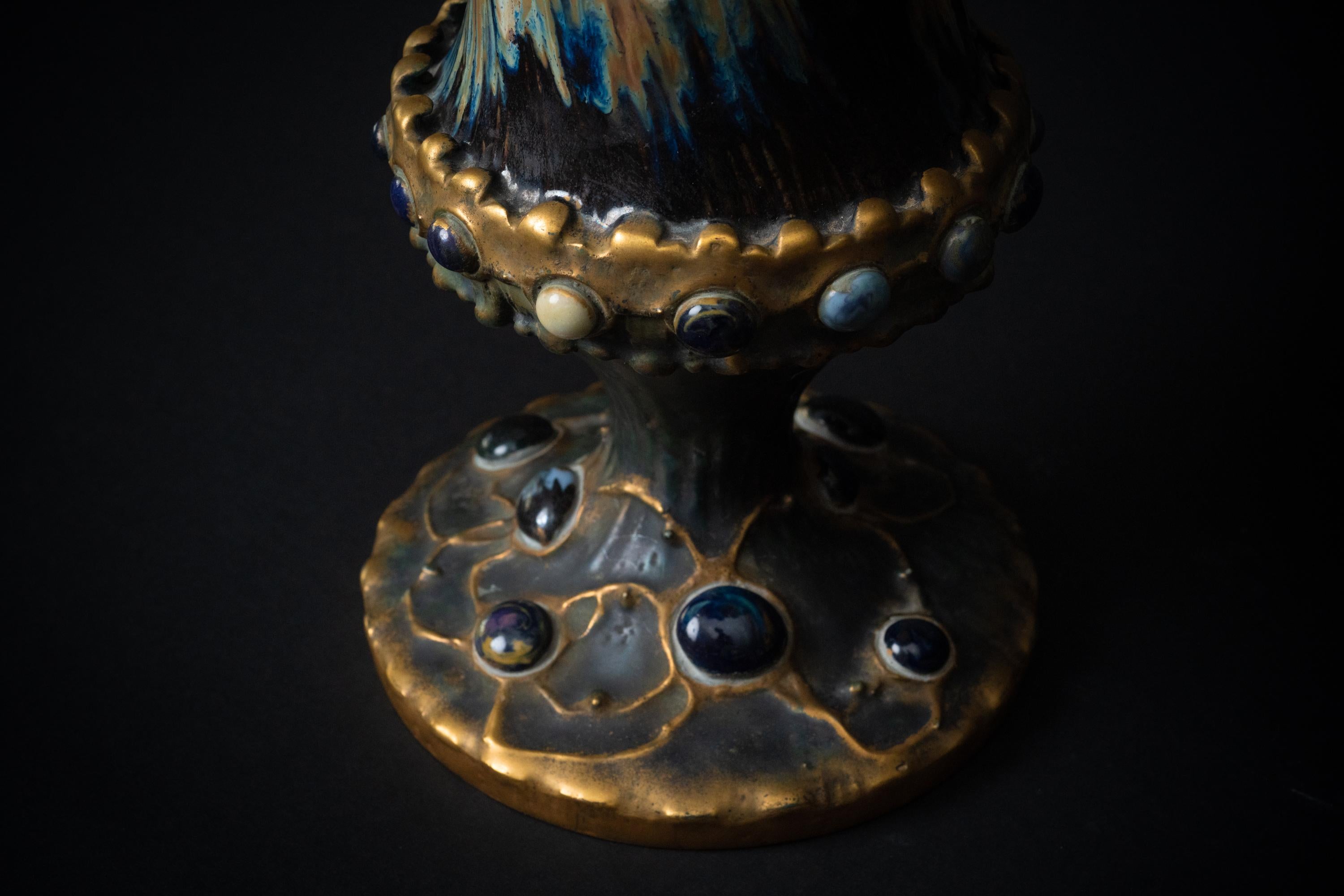 Vase à pieds Art Nouveau Gres Bijou avec poignées de sculpture par RStK Amphora en vente 1