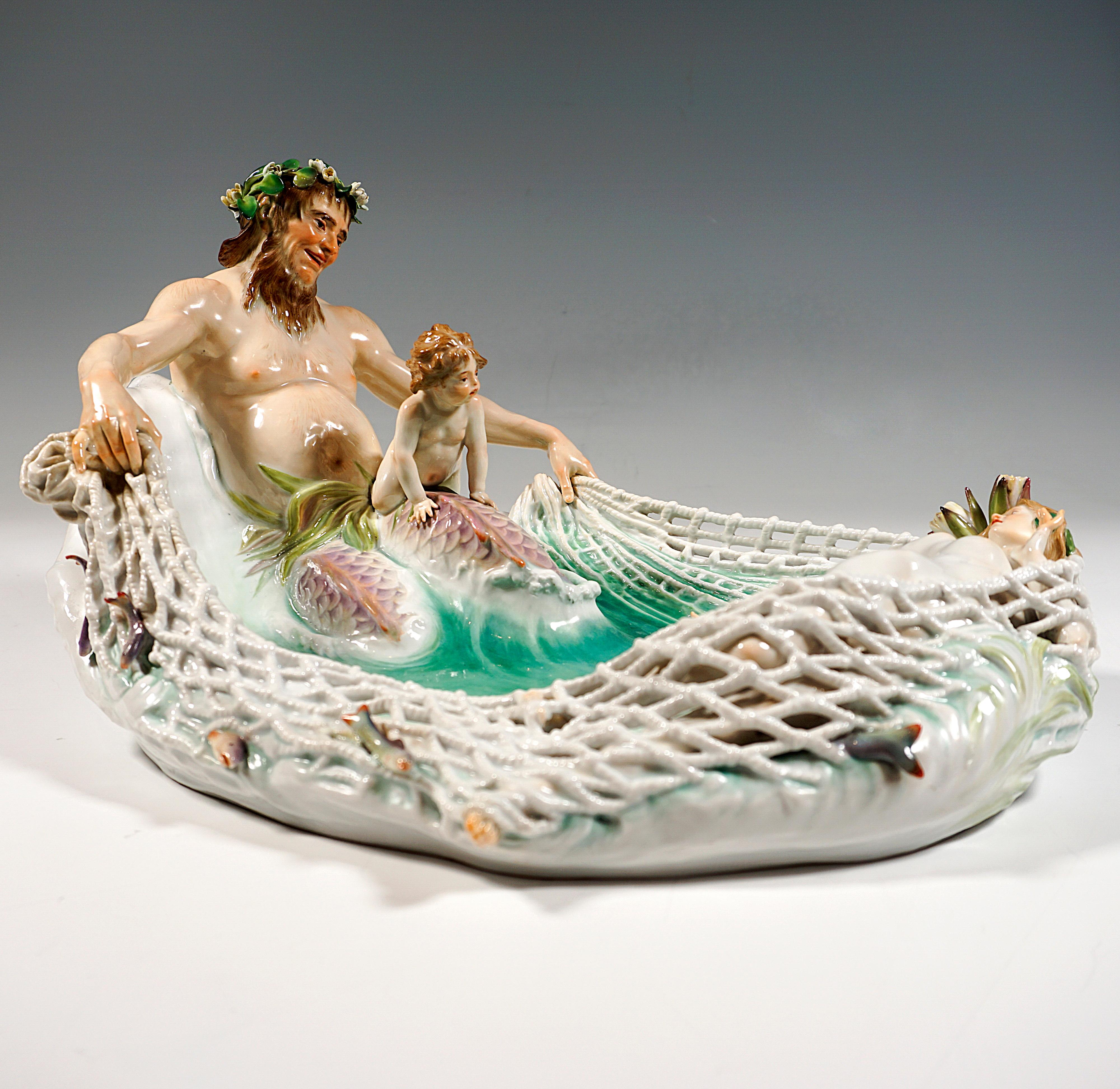 Exquis grand et rare groupe en porcelaine de Meissen Art Nouveau :
Triton orné d'une couronne de nénuphars sur la tête, mi-homme, mi-poisson aux jambes écaillées, appuyé sur une vague haute et les bras tendus tirant à lui le filet de pêche et se