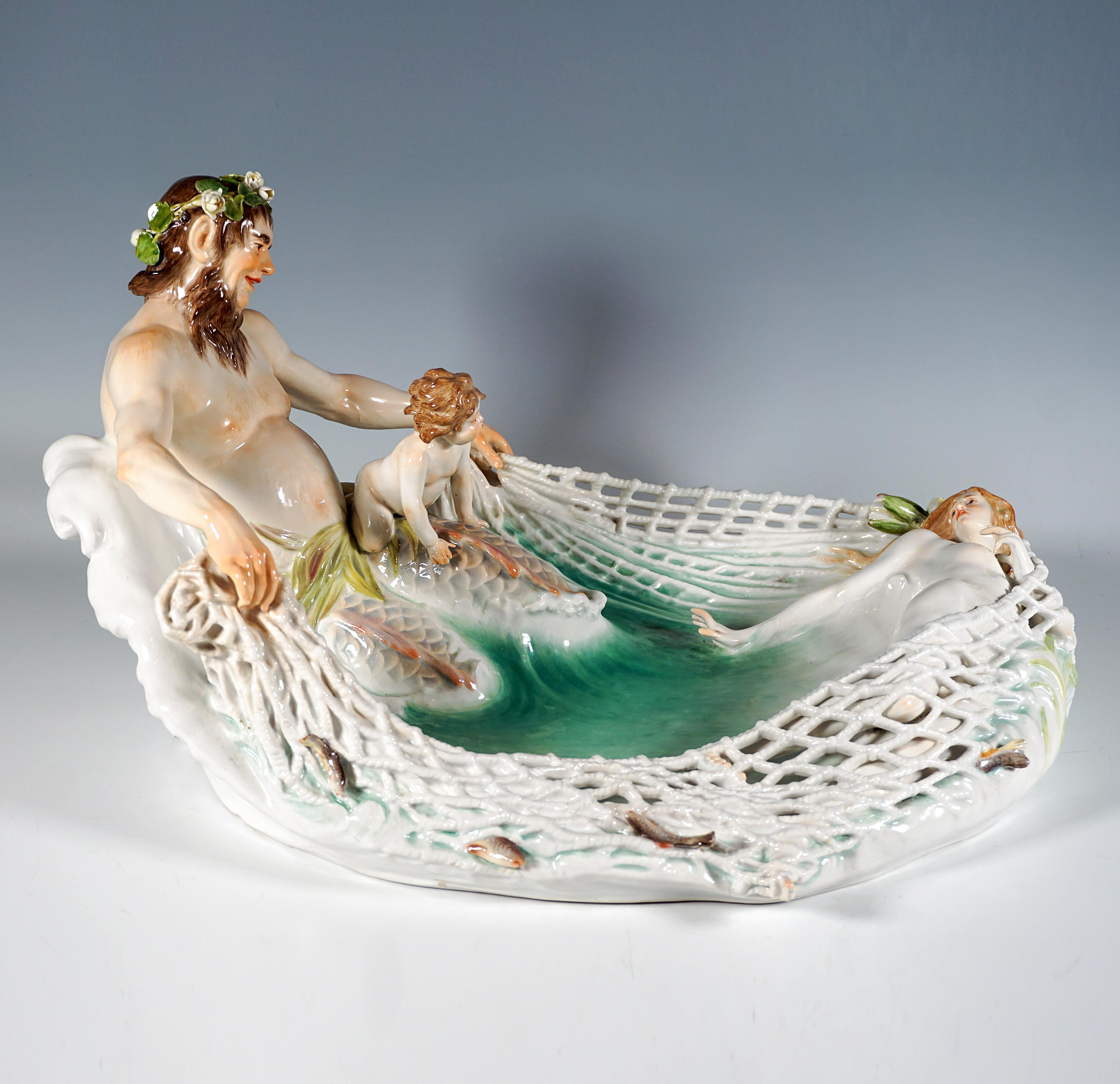 Squisito grande e raro gruppo di porcellane di Meissen Art Nouveau:
Tritone adornato con una corona di ninfee sulla testa, metà uomo e metà pesce con le gambe squamate che si appoggia a un'onda alta e con le braccia tese tira a sé la rete da lancio