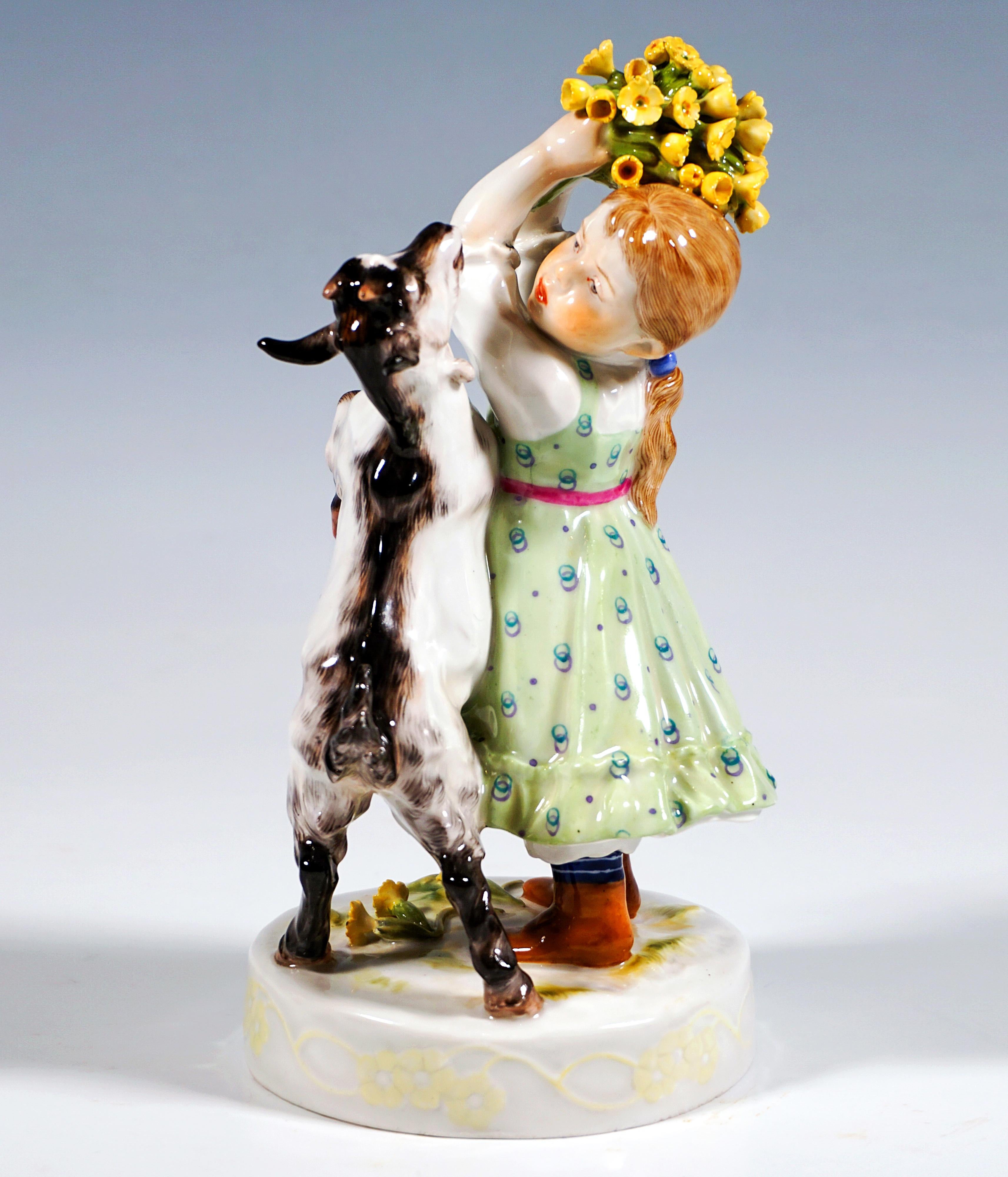 Raro gruppo di porcellane di Meissen Art Nouveau:
Una ragazza con un abito verde con motivi Art Nouveau e una camicetta bianca regge un bouquet sopra la testa con entrambe le mani, respingendo una capra famelica che le sta saltando addosso.
Il