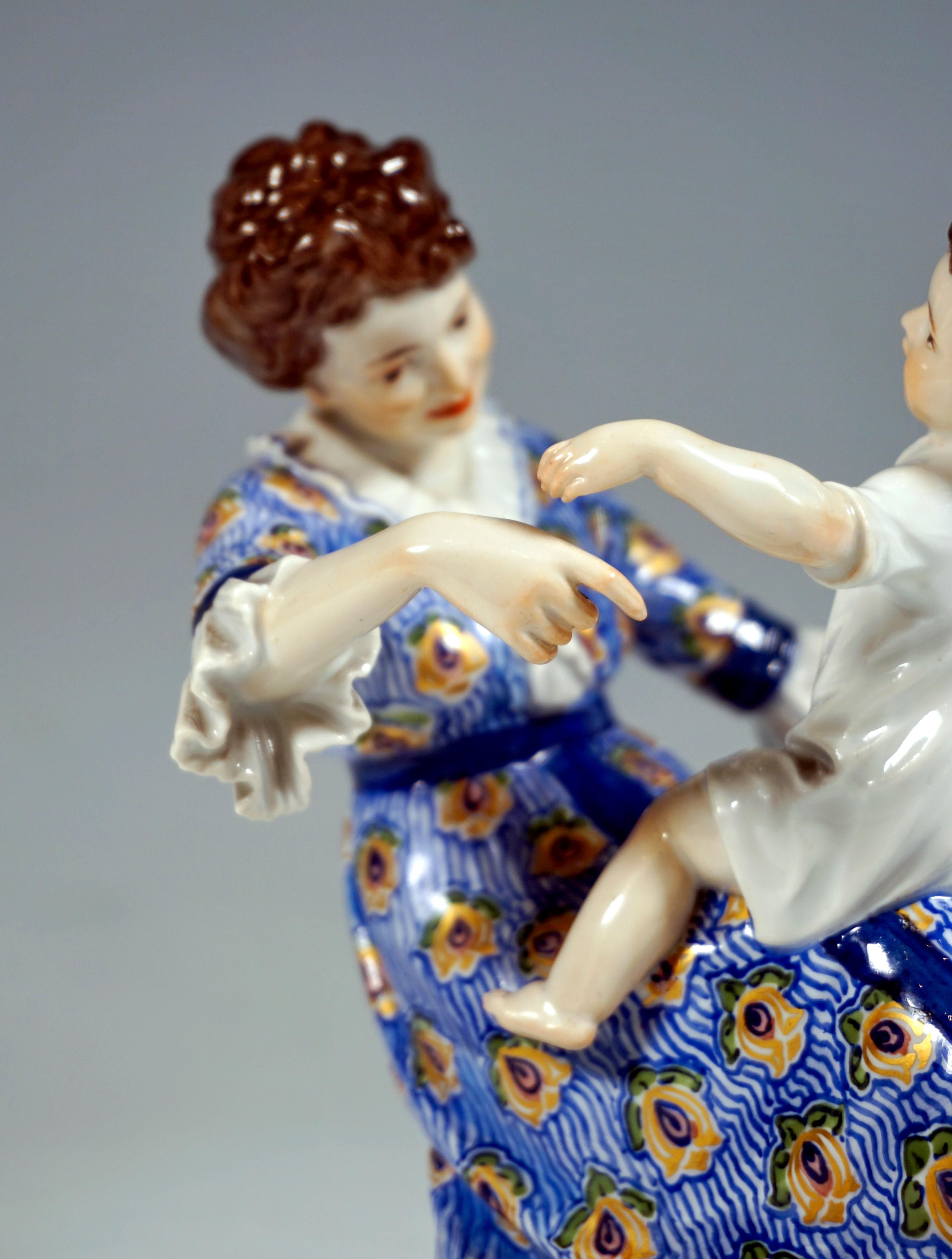 Early 20th Century Art Nouveau Group 'Mother With Child', by Paul Helmig, Meissen Germany, ca 1912 For Sale